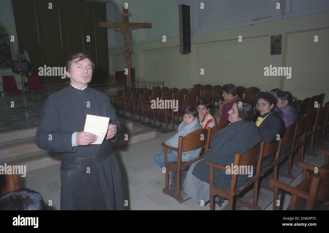 Czêstochowa 08.12.1993. W dniu 8 grudnia na Jasnej Górze obchodzone jest, po³¹czone z pielgrzymk¹, Œwiêto Matki Boskiej Romów, które w roku 1981 zainicjowa³ Krajowy Duszpasterz Cyganów-Romów ks. Edward Weso³ek SJ. NZ. ks. Edward Weso³ek (L) i pielgrzymi - polscy Romowie wyznania rzymskokatolickiego. mta PAP/Stanis³aw Jakubowski Czestochowa 8. Dezember 1993. Am 8. Dezember wird im Kloster Jasna Gora das Fest der Gottesmutter des Roma-Volkes, begleitet von einer Pilgerfahrt, gefeiert. Das Fest wurde vom polnischen Roma-Priester Edward Wesolek initiiert. Im Bild: Vater Edward Wesolek (L) und t Stockfoto