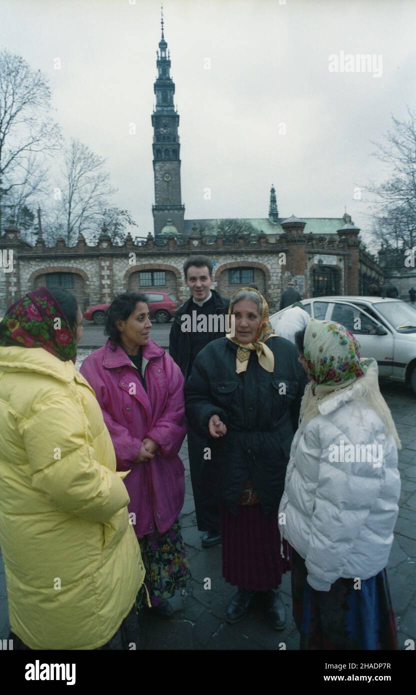 Czêstochowa 08.12.1993. W dniu 8 grudnia na Jasnej Górze obchodzone jest, po³¹czone z pielgrzymk¹, Œwiêto Matki Boskiej Romów, które w roku 1981 zainicjowa³ Krajowy Duszpasterz Cyganów-Romów ks. Edward Weso³ek SJ. NZ. Pielgrzymi - polscy Romowie wyznania rzymskokatolickiego. W g³êbi ks. Roman Jankowski. mta PAP/Stanis³aw Jakubowski Czestochowa 8. Dezember 1993. Am 8. Dezember wird im Kloster Jasna Gora das Fest der Gottesmutter des Roma-Volkes, begleitet von einer Pilgerfahrt, gefeiert. Das Fest wurde vom polnischen Roma-Priester Edward Wesolek initiiert. Im Bild: Die Pilger - Polnische Zigege Stockfoto