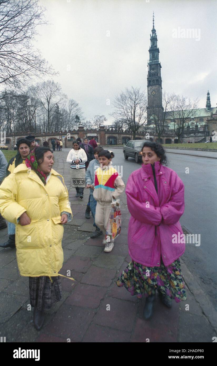 Czêstochowa 08.12.1993. W dniu 8 grudnia na Jasnej Górze obchodzone jest, po³¹czone z pielgrzymk¹, Œwiêto Matki Boskiej Romów, które w roku 1981 zainicjowa³ Krajowy Duszpasterz Cyganów-Romów ks. Edward Weso³ek SJ. NZ. Pielgrzymi - polscy Romowie wyznania rzymskokatolickiego. W g³êbi klasztor Jasnogórski. mta PAP/Stanis³aw Jakubowski Czestochowa 8. Dezember 1993. Am 8. Dezember wird im Kloster Jasna Gora das Fest der Gottesmutter des Roma-Volkes, begleitet von einer Pilgerfahrt, gefeiert. Das Fest wurde vom polnischen Roma-Priester Edward Wesolek initiiert. Im Bild: Die Pilger - Polnische Gyps Stockfoto
