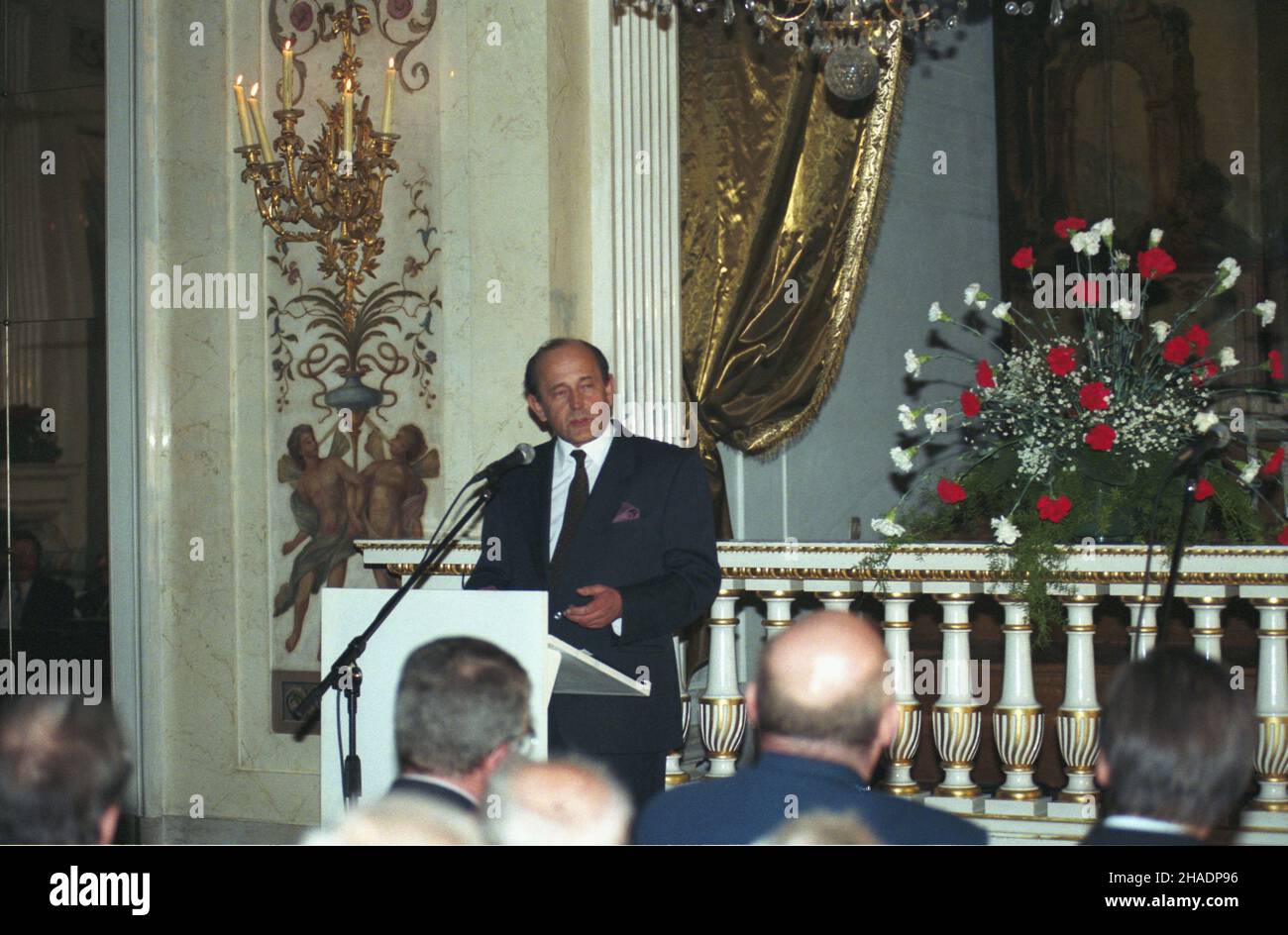 Warszawa 10.12.1993. Jubileusz 75-lecia adwokatury w Polsce w rocznicê powstania samorz¹du adwokackiego i wyboru Naczelnej Rady Adwokackiej (NRA). Uroczystoœci jubileuszowe odby³y siê w klasycystycznej sali balowej w pa³acu Na Wyspie w £azienkach Królewskich. NZ. prezes Naczelnej Rady Adwokackiej adwokat Maciej Bednarkiewicz. mta PAP/Adam Urbanek Warschau 10. Dezember 1993. Das 75th-jährige Jubiläum des Obersten Anwaltsrats und die Gründung einer Barristers-Selbstverwaltung im Lazienki-Palast. Im Bild: Präsident des Obersten Anwaltsrats Maciej Bednarkiewicz. mta PAP/Adam Urbanek Stockfoto