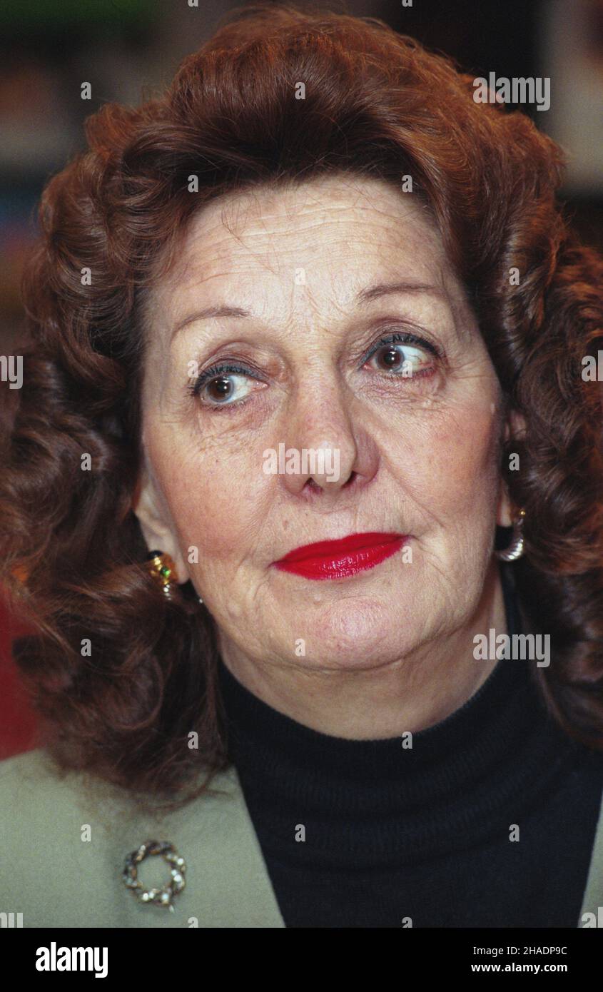Warszawa 11.12.1993. Katherina Kiki von Fraunhofer - wdowa po Jerzym Kosiñskim - polsko-amerykañskim pisarzu pochodzenia ¿ydowskiego, zmar³ym w roku 1991. mta PAP/Andrzej Rybczyñski Warschau 11. Dezember 1993. Katherina Kiki von Fraunhofer - Ehefrau des polnisch-amerikanischen Schriftstellers jüdischer Abstammung Jerzy Kosinski, der 1991 starb. mta PAP/Andrzej Rybczynski Stockfoto