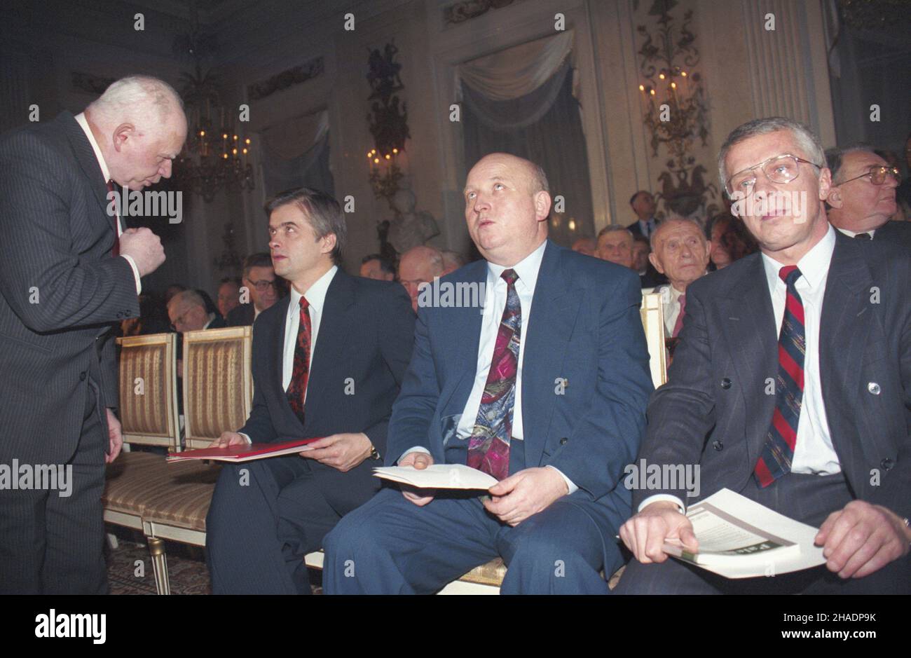 Warszawa 10.12.1993. Jubileusz 75-lecia adwokatury w Polsce w rocznicê powstania samorz¹du adwokackiego i wyboru Naczelnej Rady Adwokackiej (NRA). Uroczystoœci jubileuszowe odby³y siê w klasycystycznej sali balowej w pa³acu Na Wyspie w £azienkach Królewskich. NZ. od lewej: pierwszy prezes S¹du Najwy¿szego Adam Strzembosz, wicepremier, Minister sprawiedliwoœci W³odzimierz Cimoszewicz, marsza³ek Sejmu Józef Oleksy, prawnik karnista, profesor, zastêpca szefa Kancelarii Prezydenta RP Lech Falandysz. mta PAP/Adam Urbanek Warschau 10. Dezember 1993. Der 75th. Jahrestag der polnischen Rechtsprofis Stockfoto