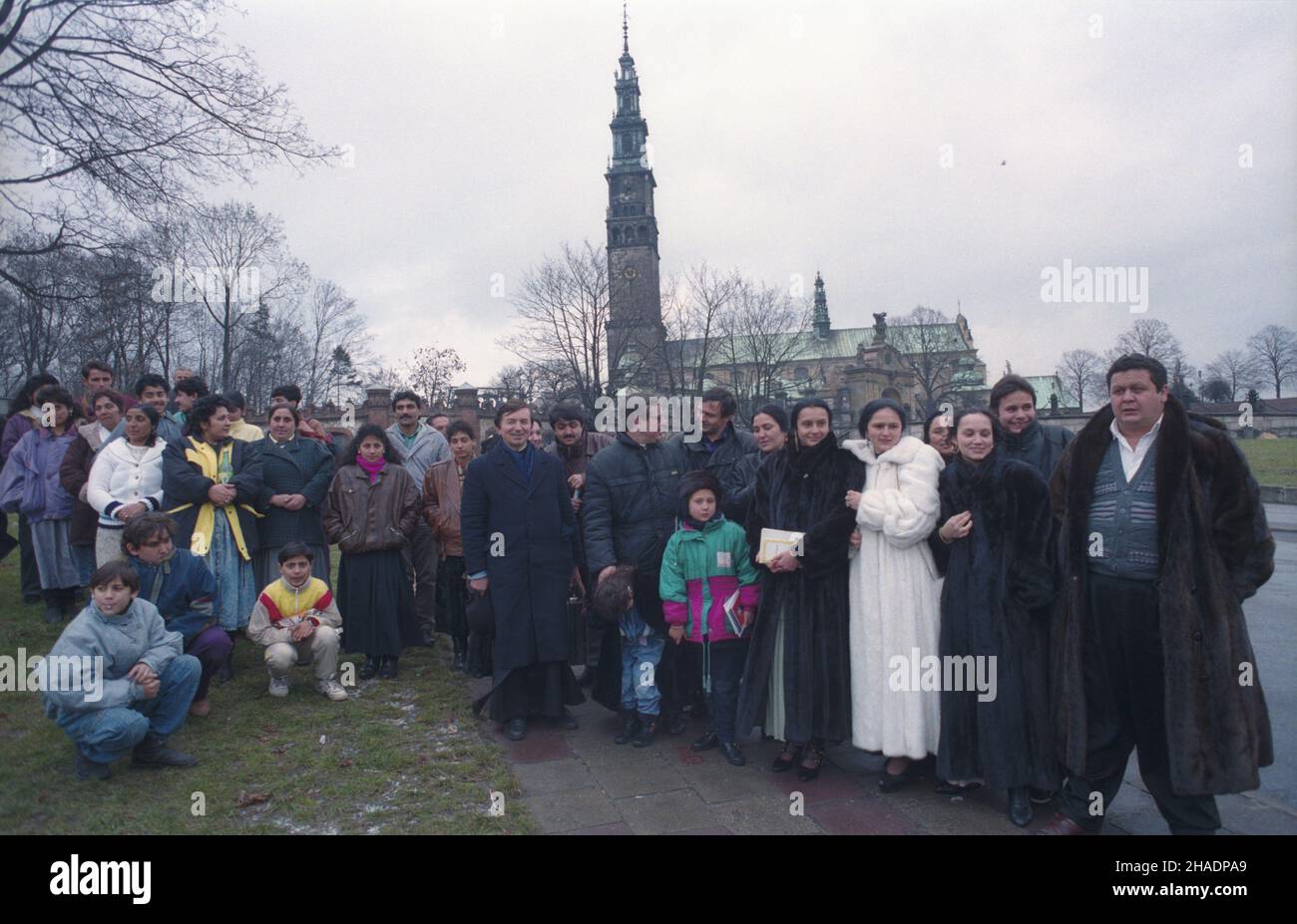 Czêstochowa 08.12.1993. W dniu 8 grudnia na Jasnej Górze obchodzone jest, po³¹czone z pielgrzymk¹, Œwiêto Matki Boskiej Romów, które w roku 1981 zainicjowa³ Krajowy Duszpasterz Cyganów-Romów ks. Edward Weso³ek SJ (C, z neseserem). NZ. Pielgrzymi - polscy Romowie wyznania rzymskokatolickiego. W g³êbi klasztor Jasnogórski. mta PAP/Stanis³aw Jakubowski Czestochowa 8. Dezember 1993. Am 8. Dezember wird im Kloster Jasna Gora das Fest der Gottesmutter des Roma-Volkes, begleitet von einer Pilgerfahrt, gefeiert. Das Fest wurde vom polnischen Roma-Priester Edward Wesolek initiiert. Im Bild: Der Pilgr Stockfoto