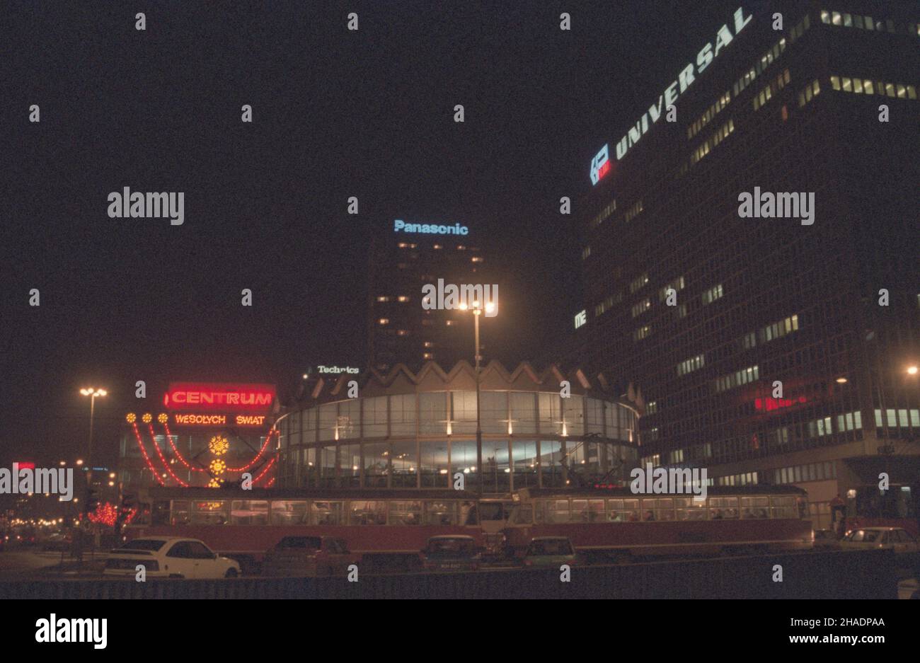 Warszawa 10.12.1993. Dekoracje bo¿onarodzeniowe w Œródmieœciu stolicy. NZ. Iluminacje œwi¹teczne Domów Towarowych Centrum - widok od ul. Marsza³kowskiej Róg Alej Jerozolimskich. mta PAP/Zbigniew Matuszewski Warschau 10. Dezember 1993. Weihnachtsschmuck in der Innenstadt von Warschau. Im Bild: Festliche Beleuchtung auf dem Kaufhauskomplex Centrum von der Marszalkowska Straße aus gesehen. mta PAP/Zbigniew Matuszewski Stockfoto