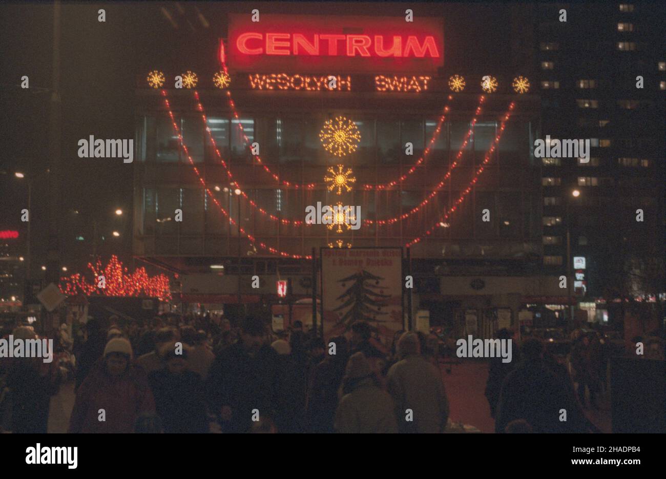 Warszawa 10.12.1993. Dekoracje bo¿onarodzeniowe w Œródmieœciu stolicy. NZ. Iluminacje œwi¹teczne Domów Towarowych Centrum - widok od ul. Marsza³kowskiej Róg Alej Jerozolimskich. mta PAP/Zbigniew Matuszewski Warschau 10. Dezember 1993. Weihnachtsschmuck in der Innenstadt von Warschau. Im Bild: Festliche Beleuchtung auf dem Kaufhauskomplex Centrum von der Marszalkowska Straße aus gesehen. mta PAP/Zbigniew Matuszewski Stockfoto