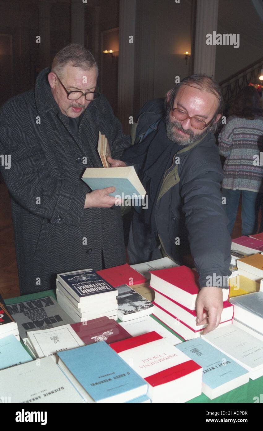 Warszawa 09.12.1993. Wystawa ksi¹¿ek zorganizowana przez Wydawnictwo Polonia pt. Wielki kiermasz polskiej ksi¹¿KI na obczyŸnie. Zaprezentowano 120 tytu³ów ksi¹¿ek i periodyków wydawanych poza granicami PRL-u. NZ. m.in. Dziennikarz PAP Adam Fryc (L). mta PAP/Zbigniew Matuszewski Warschau 9. Dezember 1993. Eine vom Verlag Polonia organisierte Ausstellung polnischer Bücher im Ausland mit 120 Titeln von Büchern und Zeitschriften, die außerhalb der Polnischen Volksrepublik veröffentlicht wurden. Im Bild unter anderem: Adam Fryc (L), Journalist der polnischen Presseagentur. mta PAP/Zbigniew Matuszewski Stockfoto