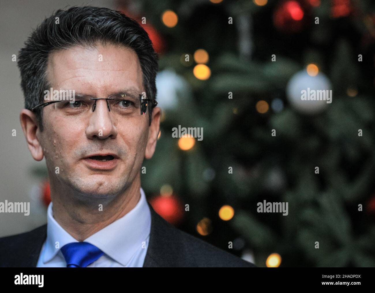 London, Großbritannien. 12th Dez 2021. Steve Baker, Abgeordneter von Wycombe, Politiker der britischen Konservativen Partei, ehemaliger Vorsitzender der Europäischen Forschungsgruppe und stellvertretender Vorsitzender der COVID Recovery Group, verlässt das BBC-Hauptquartier in London. Kredit: Imageplotter/Alamy Live Nachrichten Stockfoto