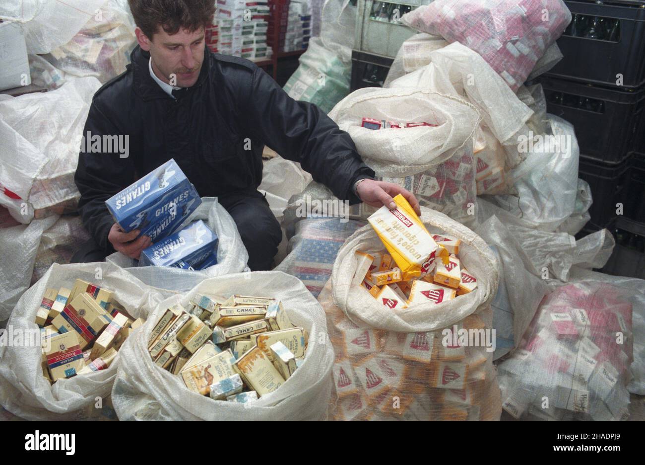 Terespol 17.12.1993. Walka z przemytem papierosów i alkoholu na granicy polsko-bia³oruskiej. Na przejœciu granicznym w Terespolu, celnicy codziennie rekwiruj¹ setki litrów spirytusu i tysi¹ce sztuk papierosów. NZ. Magaziny Urzêdu Celnego w Terespolu z zarekwirowanym towarem. mta PAP/Miros³aw Trembecki Terespol 17. Dezember 1993. Schmuggel von Zigaretten und Alkohol an der polnisch-weißrussischen Grenze. An der Grenzkontrolle in Terespol werden täglich Hunderte Liter Alkohol und Tausende Zigaretten beschlagnahmt. Im Bild: Das Lager der Zollbehörde in Terespol mit beschlagnahmten Waren. mt Stockfoto