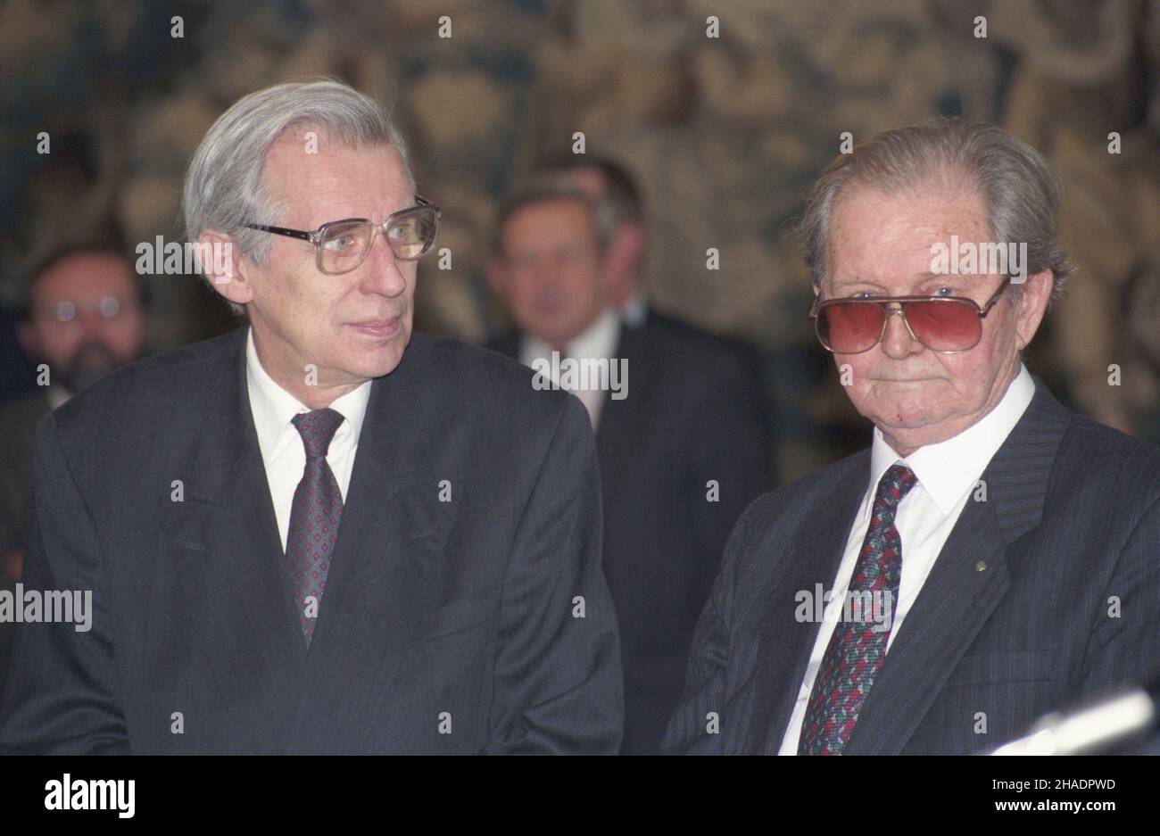 Warszawa 21.12.1993. Jubileusz 70-lecia urodzin by³ych marsza³ków Sejmu Wies³awa Chrzanowskiego (L) i Miko³aja Kozakiewicza (P), uroczystoœæ w gmachu Sejmu. mta PAP/Janusz Mazur Warschau 21. Dezember 1993. Die ehemaligen Sejm-Sprecher Wieslaw Chrzanowski (L) und Mikolaj Kozakiewicz (R) feiern im Sejm-Gebäude ihren 70th. Geburtstag. mta PAP/Janusz Mazur Stockfoto