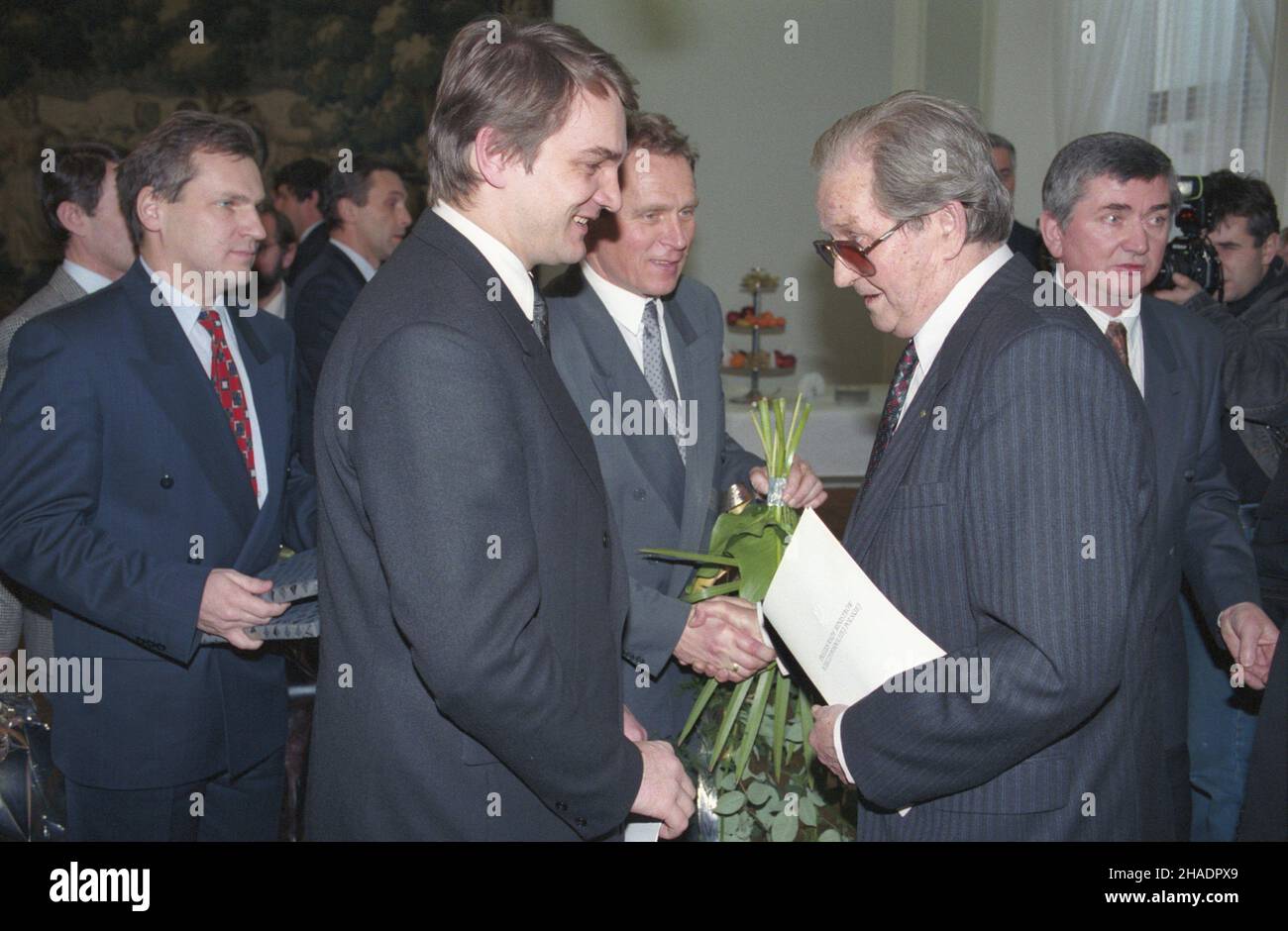Warszawa 21.12.1993. Jubileusz 70-lecia urodzin by³ych marsza³ków Sejmu Miko³aja Kozakiewicza (2P) i Wies³awa Chrzanowskiego, uroczystoœæ w gmachu Sejmu. NZ. od lewej: pose³ Aleksander Kwaœniewski, Premier Waldemar Pawlak, wicepremier Alelksander £uczak. mta PAP/Janusz Mazur Warschau 21. Dezember 1993. Die ehemaligen Sejm-Sprecher Mikolaj Kozakiewicz (2R) und Wieslaw Chrzanowski feiern im Sejm-Gebäude ihren 70th. Geburtstag. Von links: Abgeordneter Aleksander Kwasniewski, Premierminister Waldemar Pawlak, stellvertretender Premierminister Aleksander Luczak. mta Stockfoto