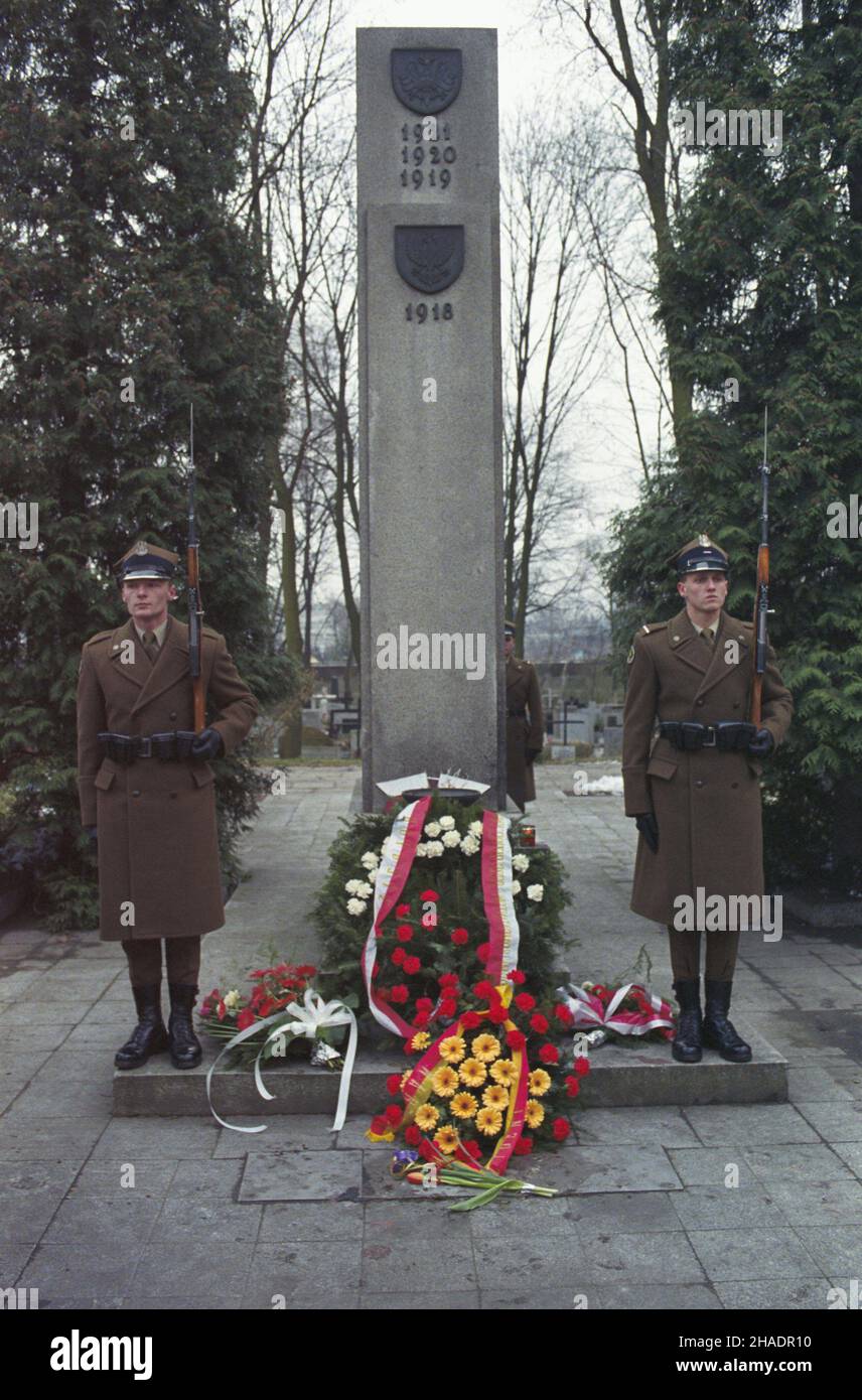 Warszawa 27.12.1993. Pamiêæ o powstañcach œl¹skich, którzy w latach 1919-1921 zbrojne walczyli o w³¹czenie Górnego Œl¹ska do II Rzeczypospolitej. NZ. warta honorowa Wojska Polskiego przy pomniku Powstañcom Œl¹skim na Cmentarzu Wojskowym na Pow¹zkach, wieñce pod pomnikiem z³o¿yli przedstawiciele w³adz pañstwowych. mta PAP/Janusz Mazur Warschau 27. Dezember 1993. Gedenken an die schlesischen Aufständischen, die 1919-1921 für die Eingliederung Oberschlesiens in Polen kämpften. Im Bild: Ehrenwache der polnischen Armee am Denkmal der schlesischen Aufständischen auf dem Militärfriedhof in Powazki, Staat Stockfoto