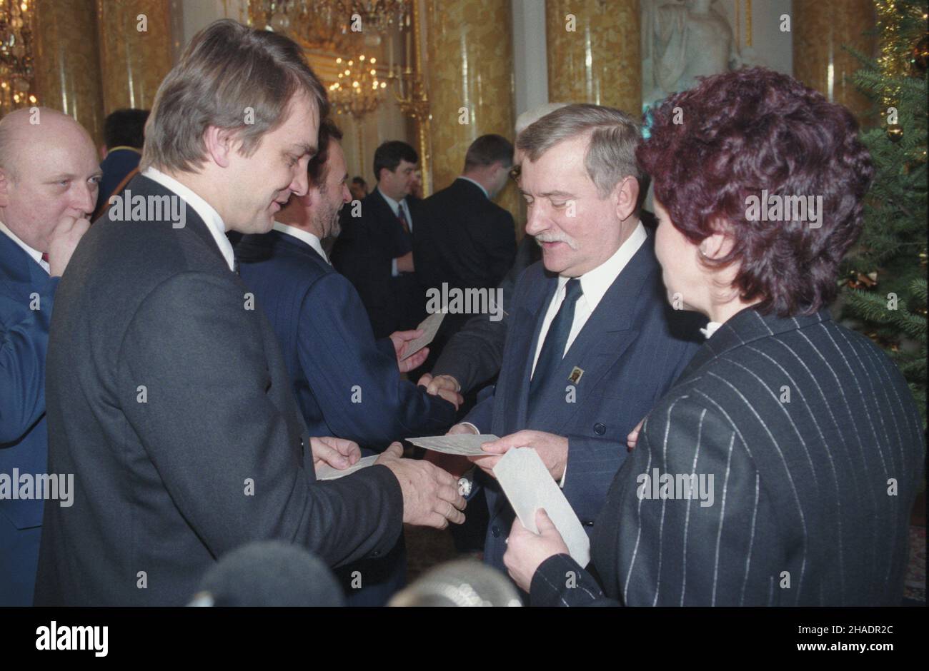 Warszawa 22.12.1993. Spotkanie op³atkowe na Zamku Królewskim z udzia³em prezydenta RP Lecha Wa³êsy oraz osobistoœci koœcio³a, polityki i kultury. Nz. Lech Wa³êsa (2P) z ¿on¹ Danut¹ (P), Premier RP Waldemar Pawlak (2L), marsza³ek Sejmu Józef Oleksy (L). mta PAP/Maciej Belina Brzozowski Warschau 22. Dezember 1993. Ein Weihnachts-Wafer-Sharing-Treffen im Königlichen Schloss, an dem Polens Präsident Lech Walesa und Vertreter der Kirche, Politiker und Künstler teilnahmen. Im Bild: Lech Walesa (2R) mit seiner Frau Danuta (R), Polens Premierminister Waldemar Pawlak (2L), Sejm (Unterhaus des parlaments) Sprecher Stockfoto