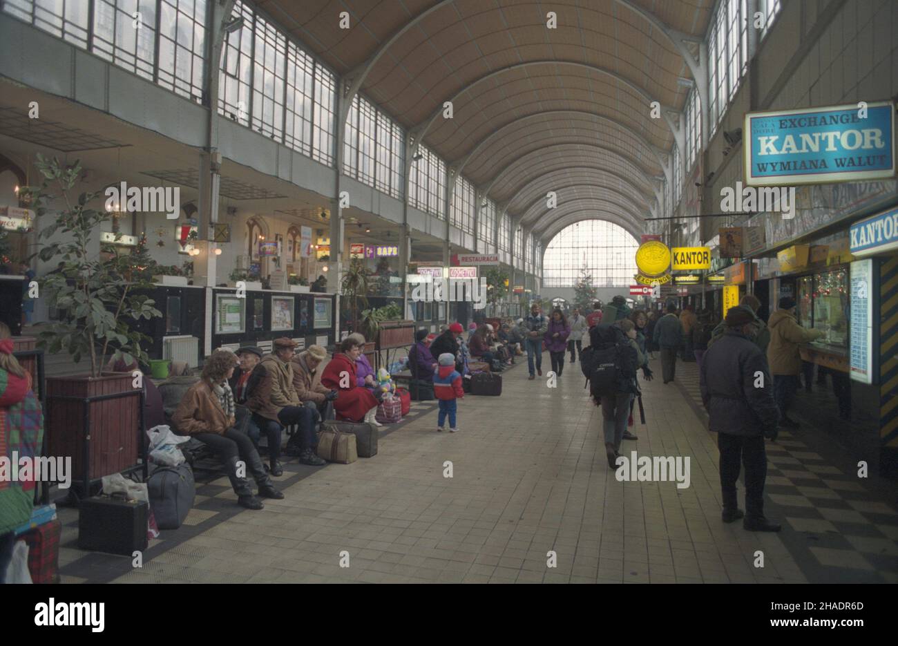 Wroc³aw 29.12.1993. Hala obs³ugi podró¿nych dworca kolejowego Wroc³aw G³ówny. mta PAP/Adam Hawa³ej Breslau, Polen, 29. Dezember 1993. Die Passagiere warten in einer Haupthalle des Breslauer Hauptbahnhofs auf ihre Züge. PAP/ADAM HAWALEJ Stockfoto