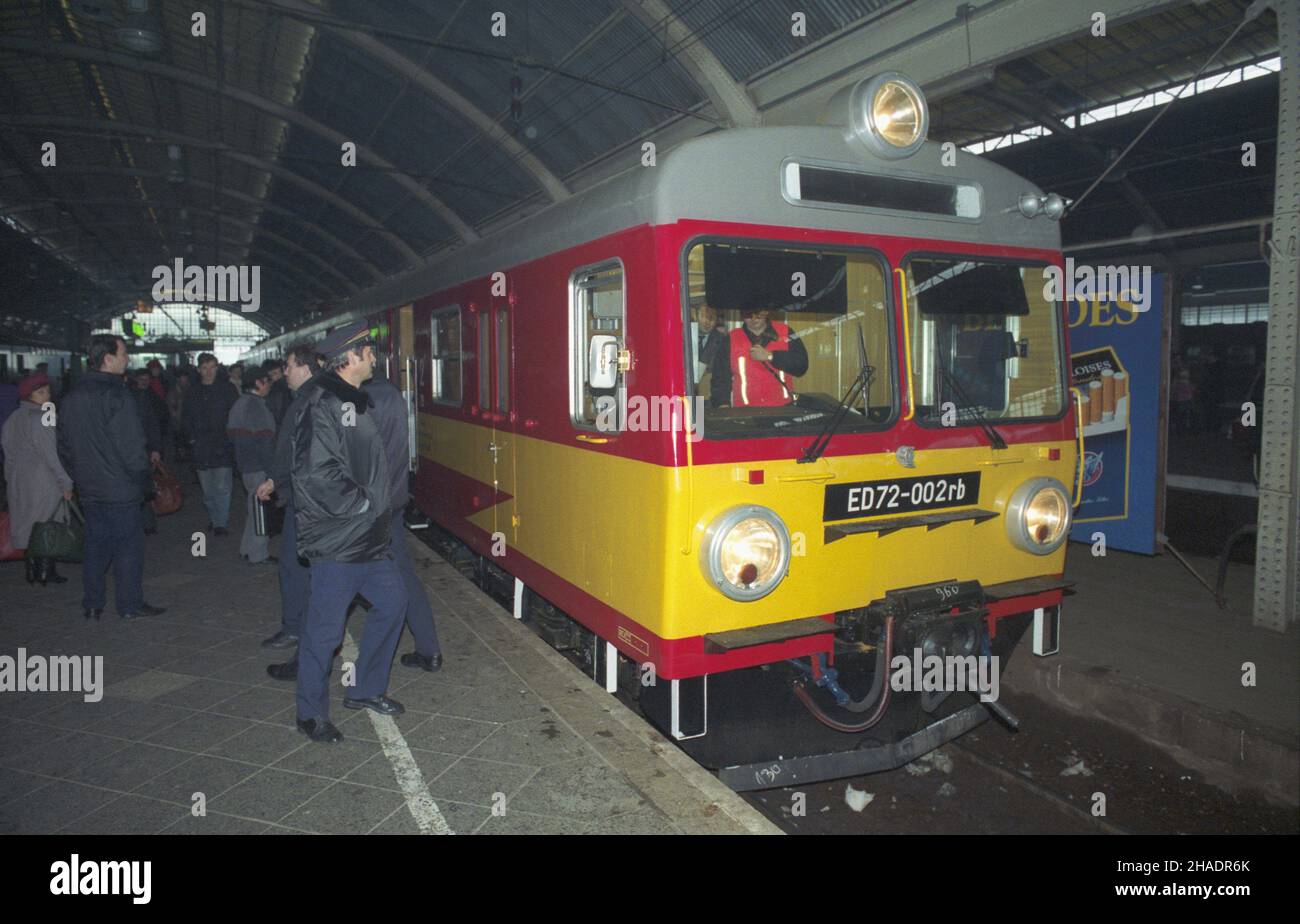 Wroc³aw 29.12.1993. Normalnotorowy dalekobie¿ny elektryczny zespó³ trakcyjny typu ED72 produkcji Pañstwowej Fabryki Wagonów Pafawag na stacji kolejowej Wroc³aw G³ówny. mta PAP/Adam Hawa³ej Breslau, Polen, 29. Dezember 1993. Ein polnischer elektrischer Fernzug vom Typ ED72, hergestellt von der National Rail Carriage Factory Pafawag am Wroclaw Hauptbahnhof in Breslau. PAP/ADAM HAWALEJ Stockfoto