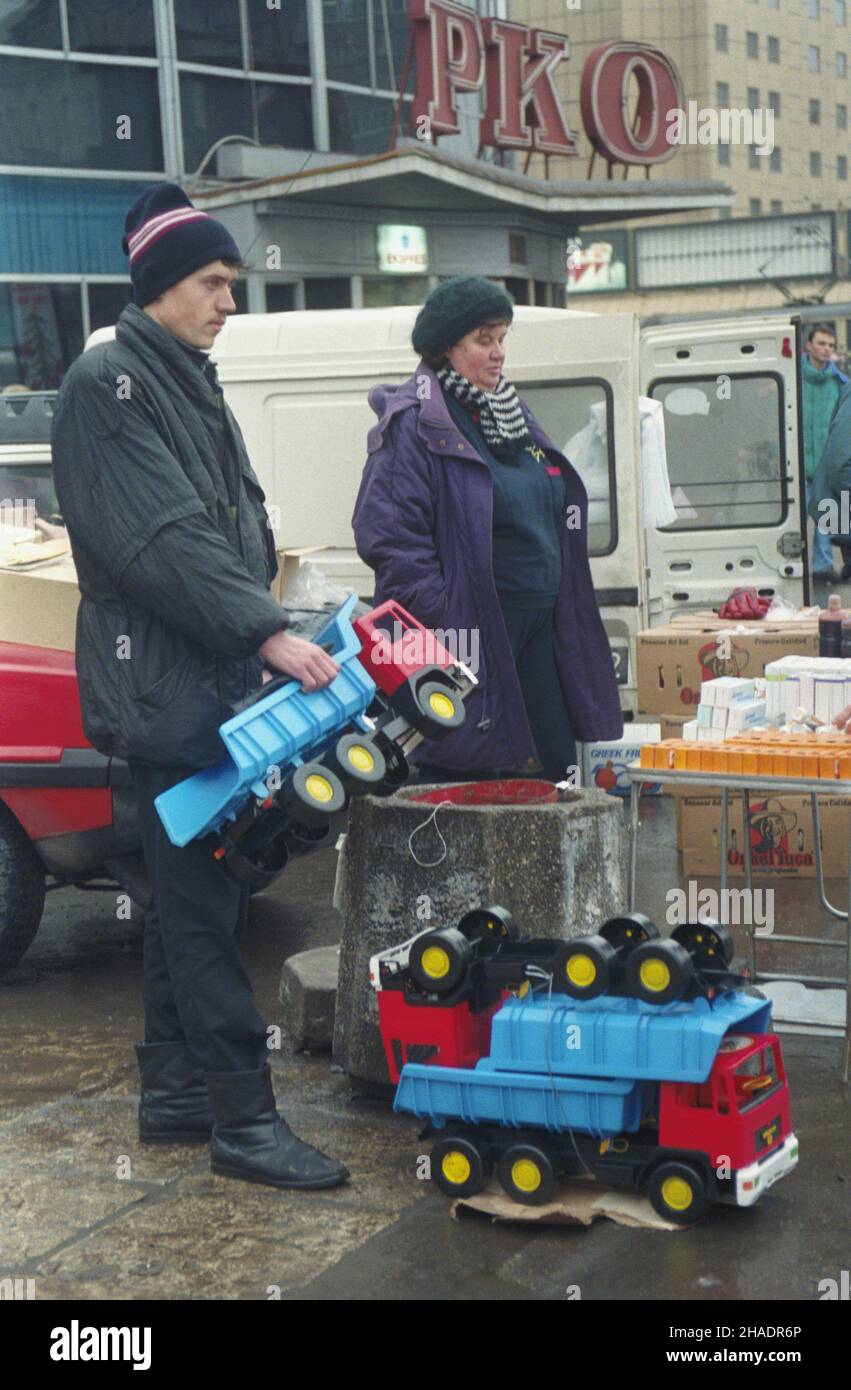 Warszawa 29.12.1993. Uliczne stoiska handlowe na ulicy Marsza³kowskiej (Œródmieœcie) oferuj¹ce œrodki czystoœci i zabawki. mta PAP/Teodor Walczak Warschau 29. Dezember 1993. Straßenverkäufer, die Waschmittel und Spielzeug in der Marszalkowska Straße anbieten. mta PAP/Teodor Walczak Stockfoto