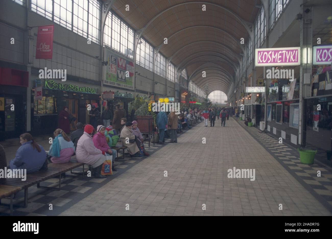 Wroc³aw 29.12.1993. Hala obs³ugi podró¿nych dworca kolejowego Wroc³aw G³ówny. mta PAP/Adam Hawa³ej Breslau, Polen, 29. Dezember 1993. Die Passagiere warten in einer Haupthalle des Breslauer Hauptbahnhofs auf ihre Züge. PAP/ADAM HAWALEJ Stockfoto