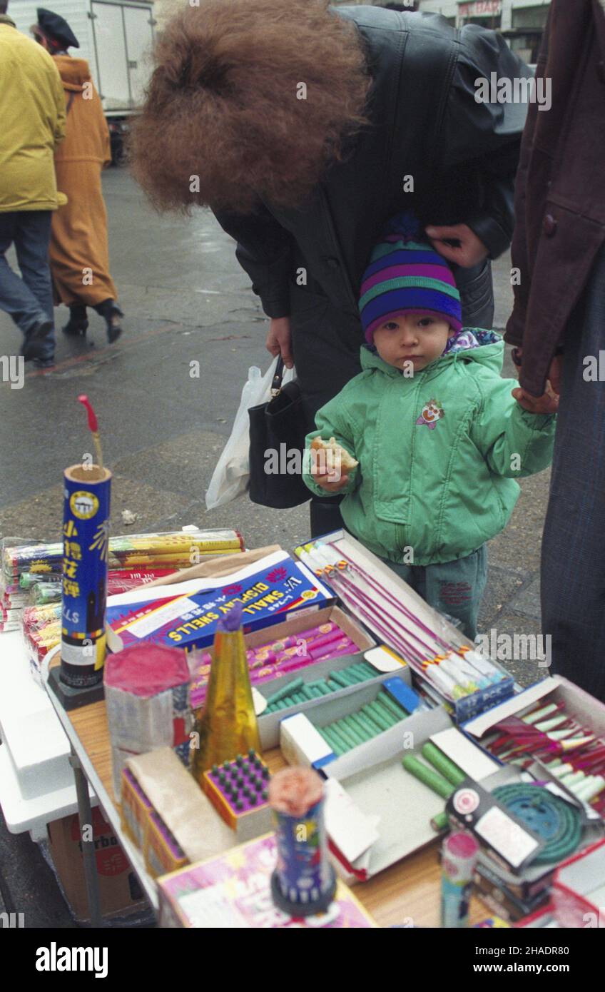 Warszawa 29.12.1993. Sprzeda¿ na ulicy Marsza³kowskiej (Œródmieœcie) fajerwerków, petard i sztucznych ogni, przed noc¹ sylwestrow¹. mta PAP/Teodor Walczak Warschau 29. Dezember 1993. Straßenverkäufer verkaufen vor Silvester Feuerwerk auf der Marszalkowska Straße. mta PAP/Teodor Walczak Stockfoto