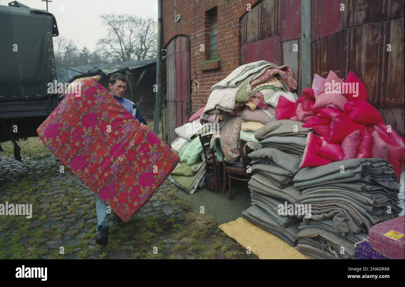 £agiewniki 01,1994. Agencja W³asnoœci Rolnej Skarbu Pañstwa Oddzia³ Terenowy w Szczecinie przekaza³a w dzier¿awê stowarzyszeniu Monar pusty budynek mieszkalny oraz zabudowania gospodarcze. W nowym oœrodku w £agiewnikach w gminie Resko przebywaæ bêd¹ bezdomni mê¿czyŸni. msa PAP/Jerzy Undro Dok³adny dzieñ wydarzenia nieustalony. Lagiewniki Januar 1994. Die Agentur für staatliches Agrareigentum, Chapter in Stettin, mietete ein verlassenes Gebäude an den Monar-Verein, der Drogenabhängigen und Obdachlosen Hilfe anbietet. Das neue Zentrum in Lagiewniki wird Obdachlosen Unterkunft bieten. Stockfoto