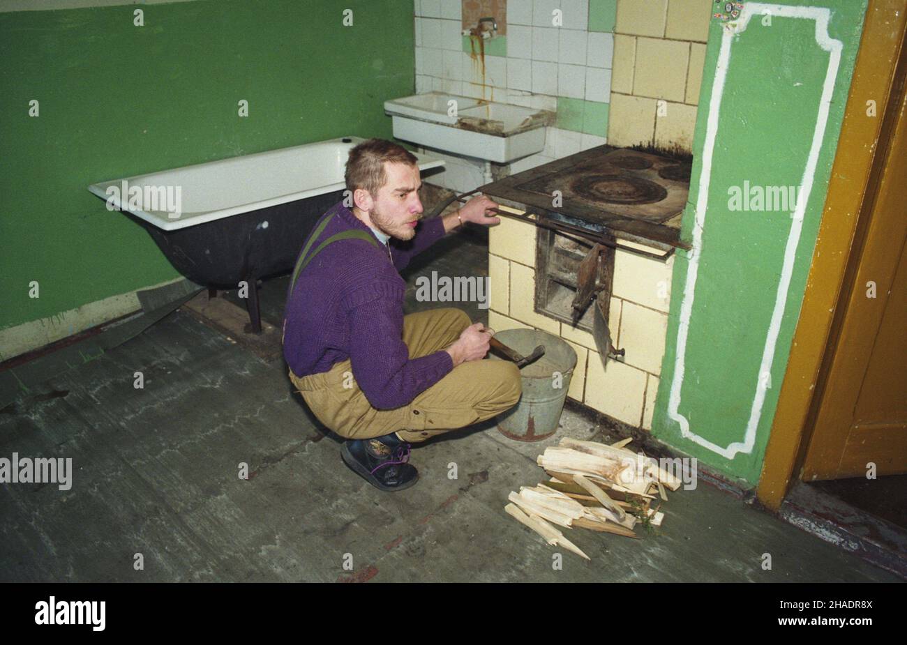 £agiewniki 01,1994. Agencja W³asnoœci Rolnej Skarbu Pañstwa Oddzia³ Terenowy w Szczecinie przekaza³a w dzier¿awê stowarzyszeniu Monar pusty budynek mieszkalny oraz zabudowania gospodarcze. W nowym oœrodku w £agiewnikach w gminie Resko przebywaæ bêd¹ bezdomni mê¿czyŸni. msa PAP/Jerzy Undro Dok³adny dzieñ wydarzenia nieustalony. Lagiewniki Januar 1994. Die Agentur für staatliches Agrareigentum, Chapter in Stettin, mietete ein verlassenes Gebäude an den Monar-Verein, der Drogenabhängigen und Obdachlosen Hilfe anbietet. Das neue Zentrum in Lagiewniki wird Obdachlosen Unterkunft bieten. Stockfoto