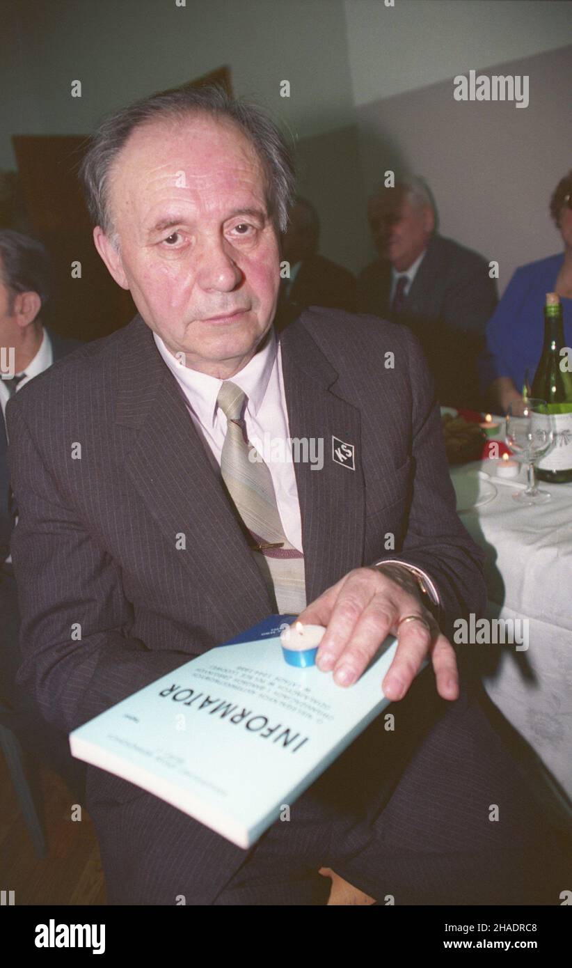 Warszawa 01,1994. Uroczysty op³atek cz³onków Zwi¹zku WiêŸniów Politycznych Skazanych na Karê Œmierci w Okrisie Re¿imu Komunistycznego. Zebrani zapalili œwiece, aby uczciæ tych, którzy zginêli. Nz. Jan Majkowski (pseudonim Atlantyk z oddzia³u mjr. Zygmunta Szendzielarza pseudonim £upaszka) z wydanym przez Wydawnictwo Retro reprintem Informatora o niegalnych antypañstwowych organizacjach i bandach zbrojnych. Pierwodruk zosta³ opublikowany w 1964 roku przez Biuro C Ministerstwa Spraw Wewnêtrznych. msa PAP/Adam Urbanek Dok³adny dzieñ wydarzenia nieustalony. Warschau Januar 1994. Memb Stockfoto