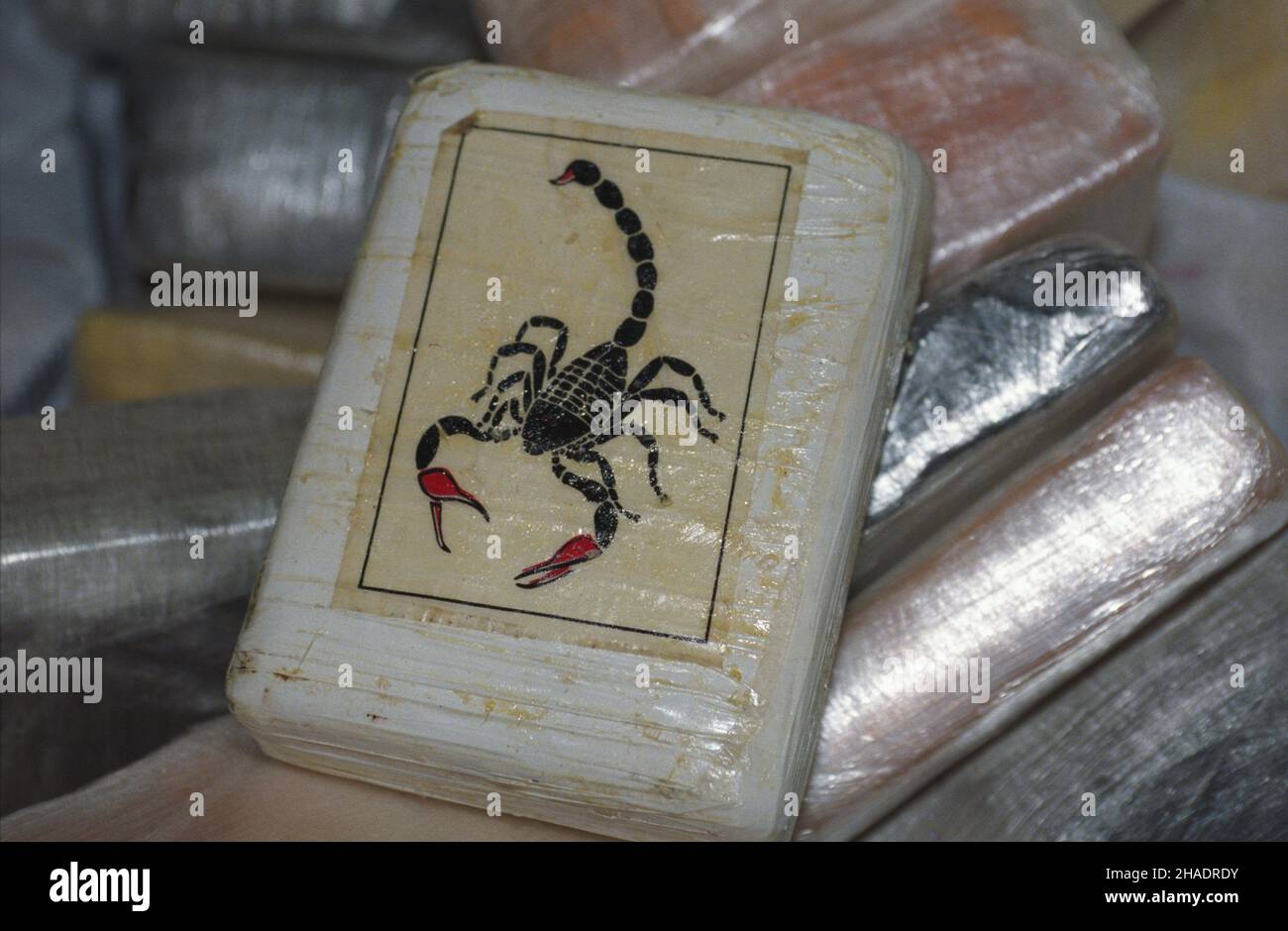 Gdynia 01,1994. Przechwycony Transport 517 kilogramów kokainy. Przewo¿ony w kontenerach narkotyk by³ ukryty w paczkach pokrytych specjaln¹ substancj¹, która mia³a zmyliæ psy. msa PAP/Stefan Kraszewski Dok³adny dzieñ wydarzenia nieustalony. Gdynia Januar 1994. Der interkeptierte Kokaintransport von 517 Kilogramm. In Containern transportiert wurde das Medikament in Paketen versteckt, die mit einer speziellen Substanz bedeckt waren, die Hunde verfaulte. msa PAP/Stefan Kraszewski genaues Datum unbekannt. Stockfoto