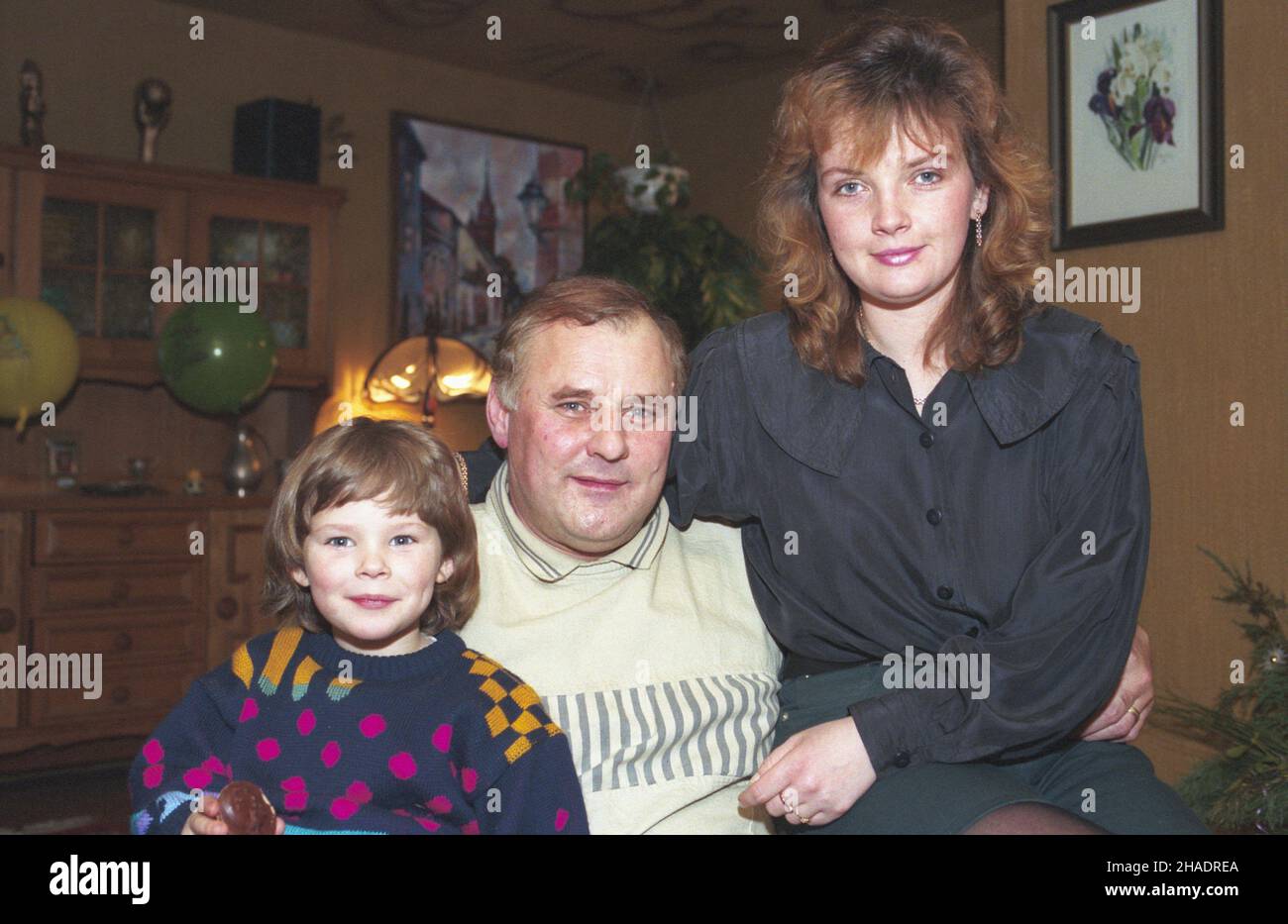 £ódŸ 01,1994. Pi³karz, wystêpuj¹cy na pozycji bramkarza Jan Tomaszewski z ¿on¹, mistrzyni¹ Polski w tenisie sto³owym Katarzyn¹ Celiñsk¹-Tomaszewsk¹ i córk¹ Ma³gorzat¹. msa PAP/Janusz Mazur Dok³adny dzieñ wydarzenia nieustalony. Lodz Januar 1994. Jan Tomaszewski, ein Fußballtorwart mit seiner Frau, Polens Champion im Tischtennis Katarzyna Celinska-Tomaszewska und Tochter Malgorzata. msa PAP/Janusz Mazur Veranstaltungstag unbekannt Stockfoto