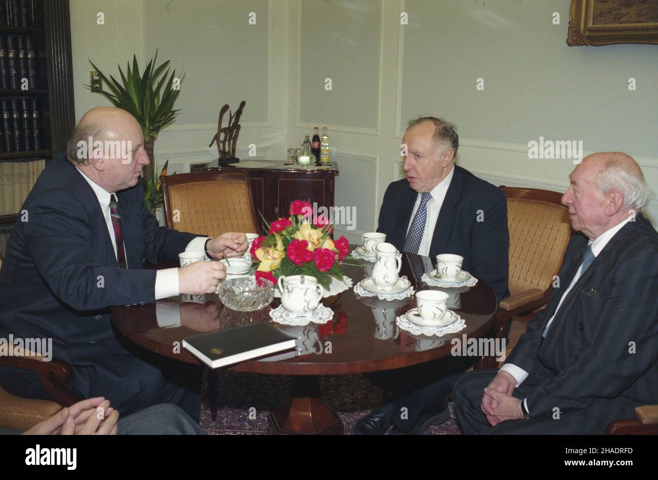 Warszawa 01,1994. Przewodnicz¹cy Centralnej Rady ¯ydów w Niemczech Ignatz Bubis (C) przebywa³ z wizyt¹ w Polsce. NZ. Spotkanie z marsza³kiem Sejmu RP Józefem Oleksym (L). Z prawej przewodnicz¹cy Zarz¹du G³ównego Towarzystwa Spo³eczno-Kulturalnego ¯ydów w Polsce Szymon Szurmiej. msa PAP/Andrzej Rybczyñski Dok³adny dzieñ wydarzenia nieustalony. Warschau Januar 1994. Vorsitzender des Zentralrats der Juden in Deutschland Ignatz Bubis (rechts) zu einem Besuch in Polen. Im Bild: Treffen mit dem Sejm-Sprecher Kocef Oleksy (links). Vom rechten Vorsitzenden des Hauptvorstandes der Sozial- und Kulturstiftung Stockfoto