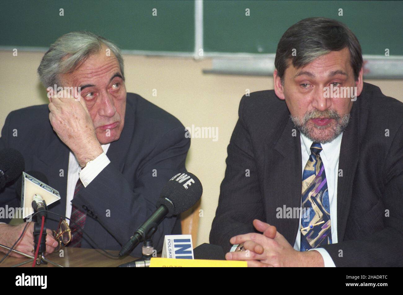 Warszawa 08.01.1994. Konferenzja prasowa Unii Demokraticznej (UD) NT. Kierunku zmian funkcjonownia samorz¹du terytorianego w Polsce. NZ. przewodnicz¹cy UD Tadeusz Mazowiecki (L) i przewodnicz¹cy Krajowego Sejmiku Samorz¹du Terytorialnego Piotr Buczkowski (P). mta PAP/Janusz Mazur Warschau 08. Januar 1994. Pressekonferenz der Freiheitsunion (UD) über die Richtung der Veränderungen der Aufgaben der Kommunalverwaltung in Polen. Im Bild: Tadeusz Mazowiecki (links) und Piotr Buczkowski (rechts), Vorsitzender der Nationalen Versammlung der lokalen Regierung. mta PAP/Janusz Mazur Stockfoto