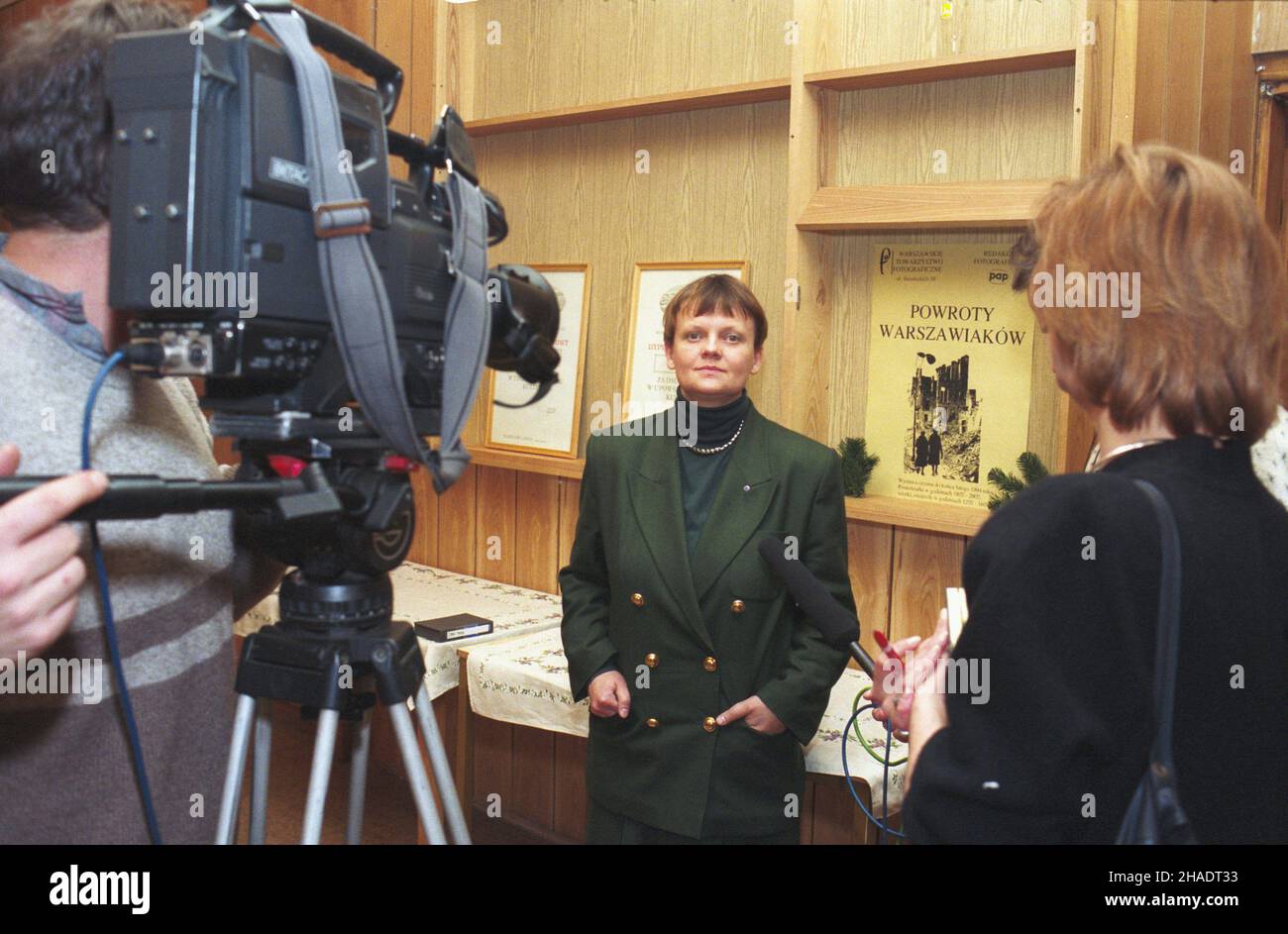 Warszawa 17.01.1994. Otwarcie wystawy zdjêæ z archiwów Polskiej Agencji Prasowej pt. Powroty Warszawiaków. Ekspozycjê zorganizowano we wspó³pracy z Warszawskim Towarzystwem Fotograficznym. NZ. redakteur naczelna Redakcji Fotograficznej PAP Izabela Wojciechowska (2P). msa PAP/Andrzej Rybczyñski Warschau 17. Januar 1994. Die Eröffnung einer Ausstellung mit Fotos aus den Archiven der Polnischen Presseagentur (PAP) mit dem Titel Returns of Warsaw-dwellers. Die Ausstellung wurde in Zusammenarbeit mit dem Warschauer Fotoverein organisiert. Im Bild: Izabela Wojciechowska, Chefredakteurin des PAP Photo Service (2nd Stockfoto