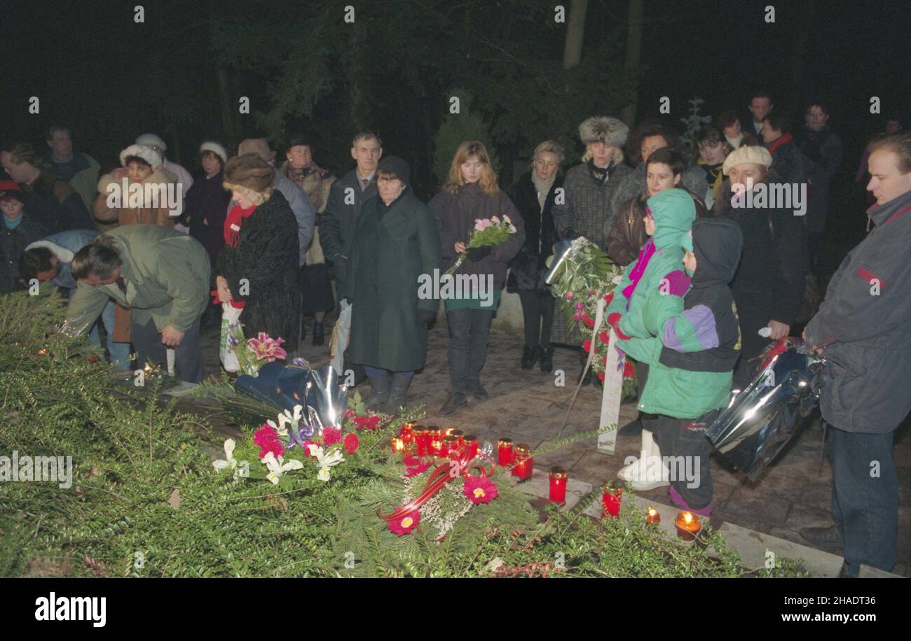 Stettin 14.01.1994. Cmentarz Centralny. Uroczystoœci w i rocznicê zatoniêcia promu Jan Heweliusz, przy pomniku tym, którzy nie powrócili z morza. NZ. rodziny ofiar sk³adaj¹ kwiaty i zapalaj¹ znicze. msa PAP/Jerzy Undro Stettin 14. Januar 1994. Der Zentralfriedhof. Zeremonien zum 1st. Jahrestag der Kenterung der Jan Heweliusz Fähre am Denkmal für die auf den Meeren Verumkamen. Im Bild: Familien, die Blumen legen und Kerzen übersäen. msa PAP/Jerzy Undro Stockfoto