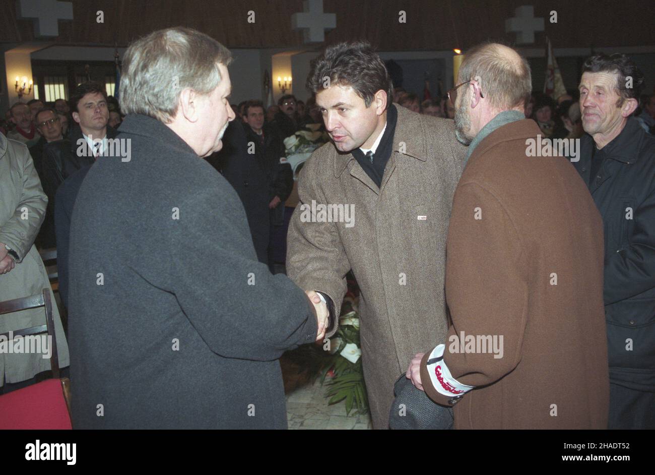 Bielsko-Bia³a 21.01.1994. Pogrzeb przewodnicz¹cego Komisji Zak³adowej NSZZ Solidarnoœæ w Fiat Auto Poland S.A. (dawniej Fabryka Samochodów Ma³olitra¿owych) oraz cz³onka Prezydium Zarz¹du Regionu Podbeskidzie Jana Fr¹czka. NZ. na pierwszym Planung: Prezydent RP Lech Wa³êsa (L) i przewodnicz¹cy NSZZ Solidarnoœæ Marian Krzaklewski (2L) na mszy œwiêtej ¿a³obnej w koœciele Chrystusa Odkupiciela na Osiedlu Karpackim. msa PAP/Maciej Belina Brzozowski Bielsko-Biala 21. Januar 1994. Beerdigung des Vorsitzenden des Fabrikkomitees der Gewerkschaft Solidarity bei Fiat Auto Poland S.A.(ehemals Stockfoto