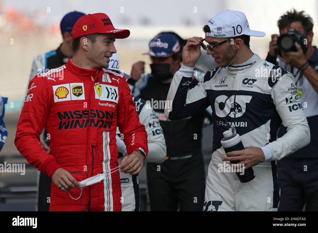 Yas Marina Circuit, Abu Dhabi. 12th. Dezember 2021; Yas Marina Circuit, Abu Dhabi, Vereinigte Arabische Emirate: FIA Abu Dhabi F1 Grand Prix Renntag: Scuderia Ferrari Mission winnow, Charles Leclerc und Scuderia AlphaTauri Honda, Pierre Gasly Credit: Action Plus Sports Images/Alamy Live News Stockfoto