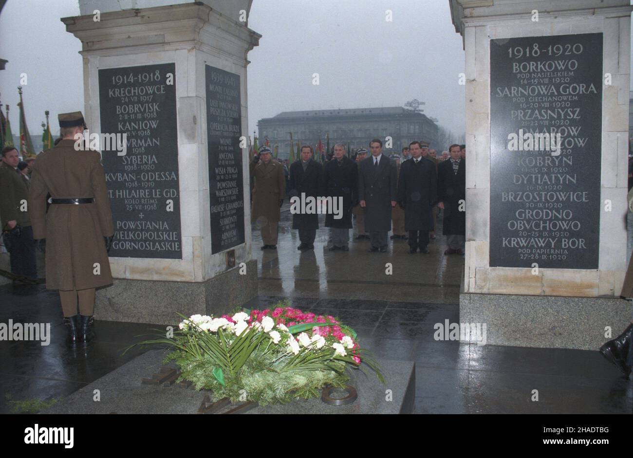 Warszawa 23.01.1994. Obchody 100-lecia ruchu ludowego. Z³o¿enie wieñca na p³ycie Grobu Nieznanego ¯o³nierza. NZ. od prawej: pose³ PSL Franciszek Stefaniuk, marsza³ek Senatu RP Adam Struzik, prezes Polskiego Stronnictwo Ludowego, Premier RP Waldemar Pawlak, wicemarsza³ek Sejmu RP Józef Zych, wicepremier i Minister edukacji narodowej Aleksander £uczak. msa PAP/Teodor Walczak Warschau 23. Januar 1994. Zeremonien zum 100th. Jahrestag der Volksbewegung. Kranzniederlegung am Grab des unbekannten Soldaten. Bild von rechts: Abgeordneter der Polnischen Volkspartei (PSL), Franciszek St Stockfoto