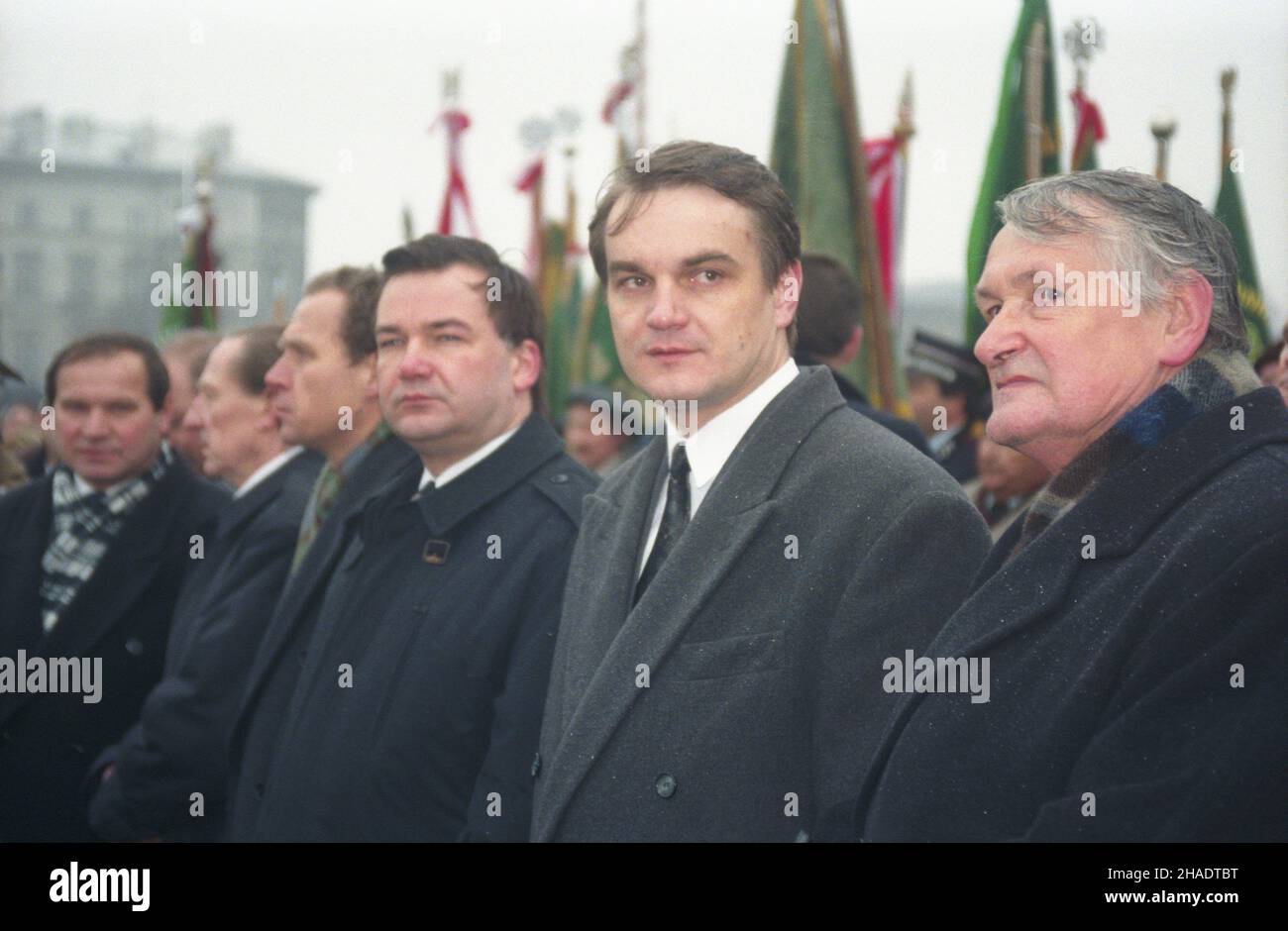 Warszawa 23.01.1994. Obchody 100-lecia ruchu ludowego. Z³o¿enie wieñca na p³ycie Grobu Nieznanego ¯o³nierza. NZ. m.in. pose³ PSL Franciszek Stefaniuk (L), wicepremier i Minister edukacji narodowej Aleksander £uczak (3L), marsza³ek Senatu RP Adam Struzik (3P), prezes Polskiego Stronnictwo Ludowego, Premier RP Waldemar Pawlak (2P), wicemarsza³ek SejmTej RP Józef MSA Zych (P) Warschau 23. Januar 1994. Zeremonien zum 100th. Jahrestag der Volksbewegung. Kranzniederlegung am Grab des unbekannten Soldaten. Im Bild: Abgeordneter der Polnischen Volkspartei (PSL), Franci Stockfoto