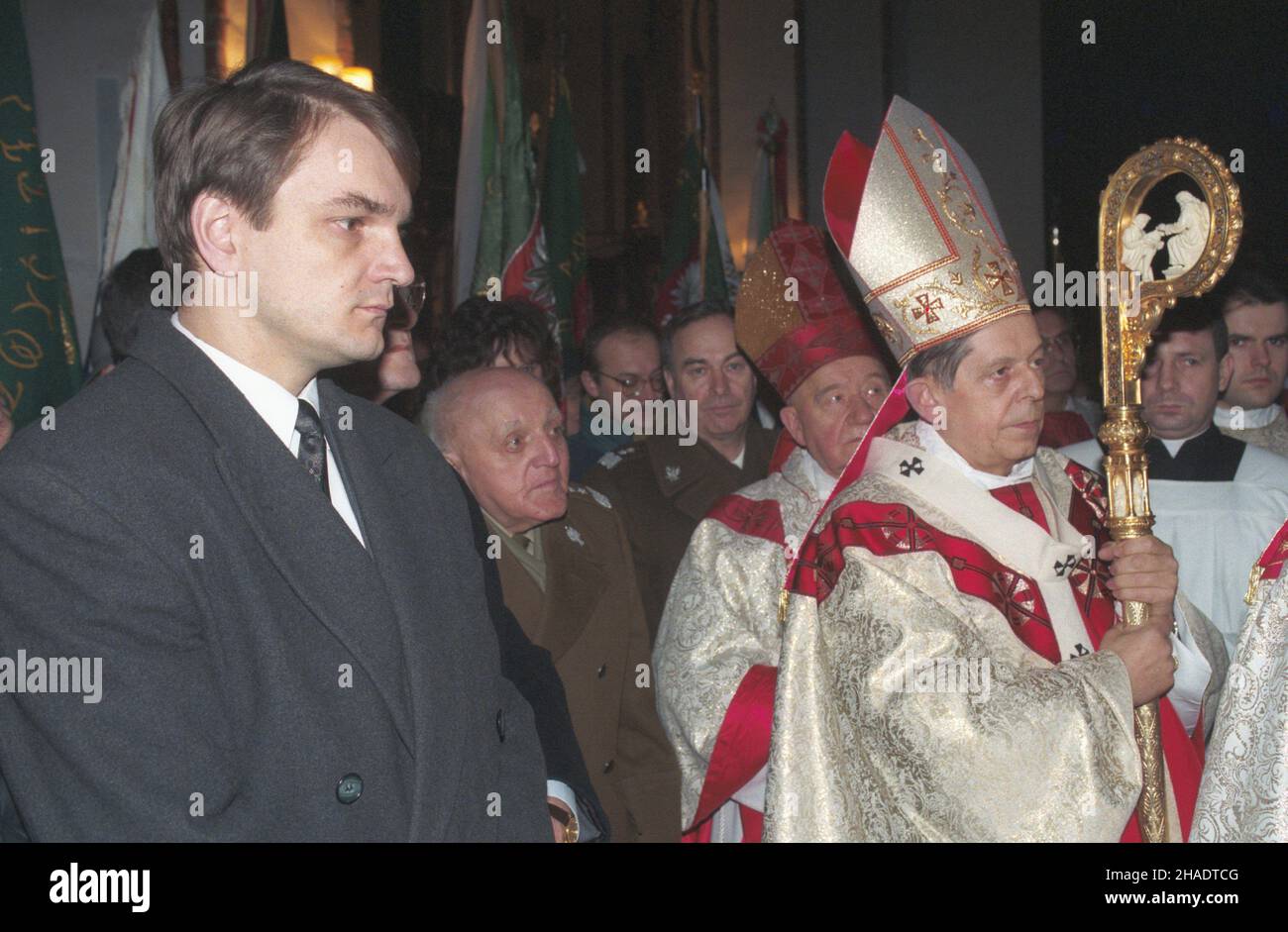 Warszawa 23.01.1994. Obchody 100-lecia ruchu ludowego. Msza œwiêta w archikatedrze œw. Jana Chrzciciela. NZ. m.in. prezes Polskiego Stronnictwo Ludowego Premier RP Waldemar Pawlak (L), honorowy przewodnicz¹cy Polskiego Stronnictwo Ludowego dowódca Batalionów Ch³opskich genera³ Franciszek Kamiñski (2L), biskup pomocniczy warszawski W³adys³aw Mizio³ek (4P), prymasPolski Józef Glemp (3P). msa PAP/Teodor Walczak Warschau 23. Januar 1994. Zeremonien zum 100th. Jahrestag der Volksbewegung. Heilige Messe in der St. John the Baptist Cathedral. Im Bild: Parteiauszug der Polnischen Volkspartei (PSL) Stockfoto