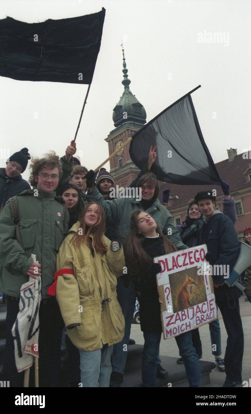 Warszawa 30.01.1994. Pikieta m³odzie¿y Federacji Zielonych na Placu Zamkowym. Organizatorzy protestu antyfutrzarskiego chc¹ przekonaæ spo³eczeñstwo o bezsensownoœci zabijania zwierz¹t dla pozyskania tylko samego futra. msa PAP/Adam Urbanek Warschau, Polen, 30. Januar 1994. Junge Demonstranten des Verbandes der Grünen demonstrieren auf dem Schlossplatz in Warschau gegen das Töten von Tieren, die nur für Pelzbeschaege verwendet werden. Die Organisatoren des Anti-Pelz-Protests wollen die Öffentlichkeit von der Sinnlosigkeit überzeugen, Tiere zu töten, weil sie nur das Fell erhalten. PAP/ADAM URBANEK Stockfoto