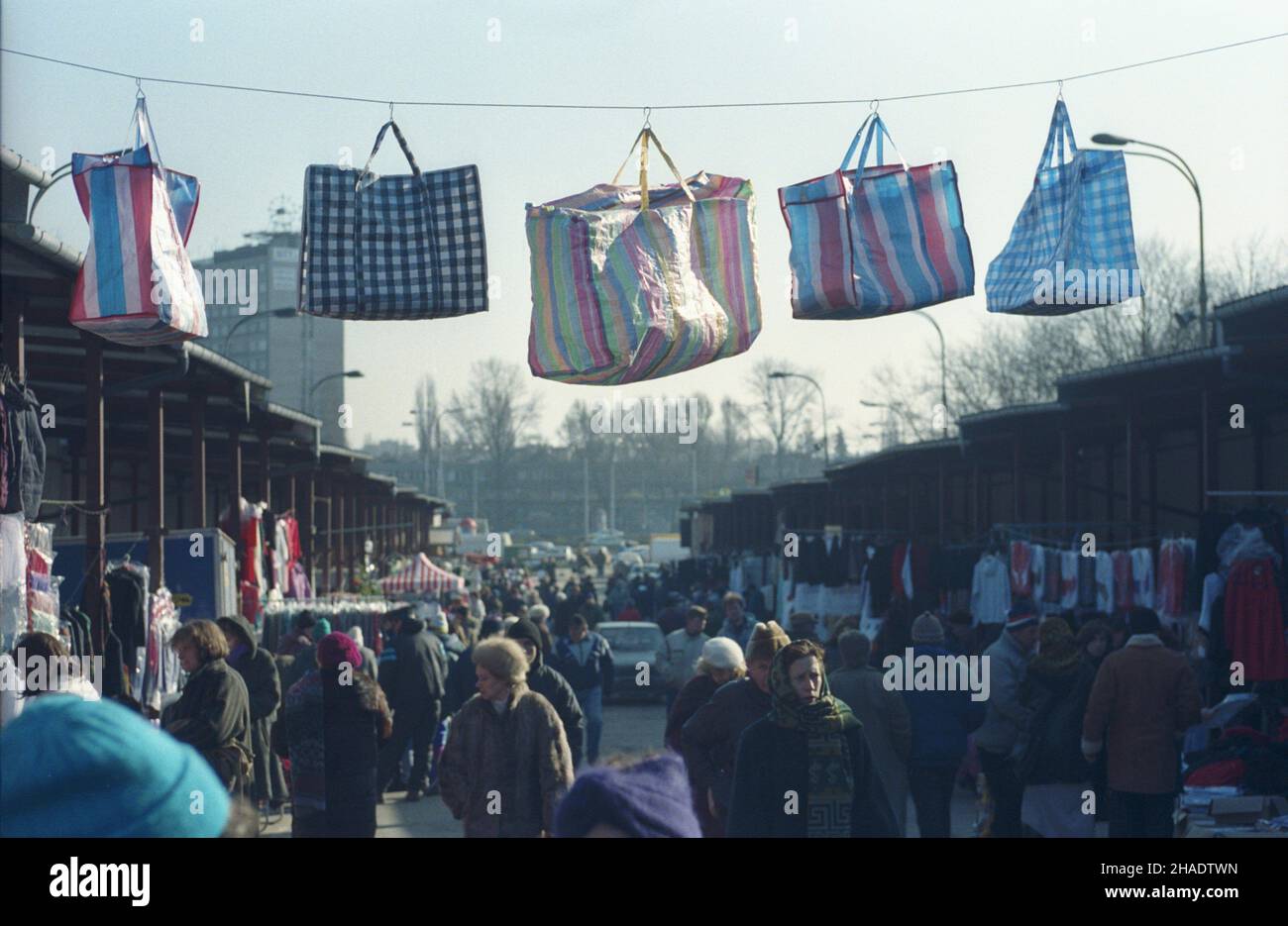 Warszawa 16.02.1994. Jarmark Europa przy Stadionie Dziesiêciolecia Manifestu Lipcowego. NZ. Alejka wejœciowa od strony ronda Jerzego Waszyngtona. js PAP/Maciej Belina Brzozowski Warschau 16. Februar 1994. Die Europa-Messe zum 10th. Jahrestag des Manifesto-Stadions im Juli. Bild: Ein Teil der Messe in der Umgebung des Jerzego Waszyngtona Platzes. js PAP/Maciej Belina Brzozowski Stockfoto