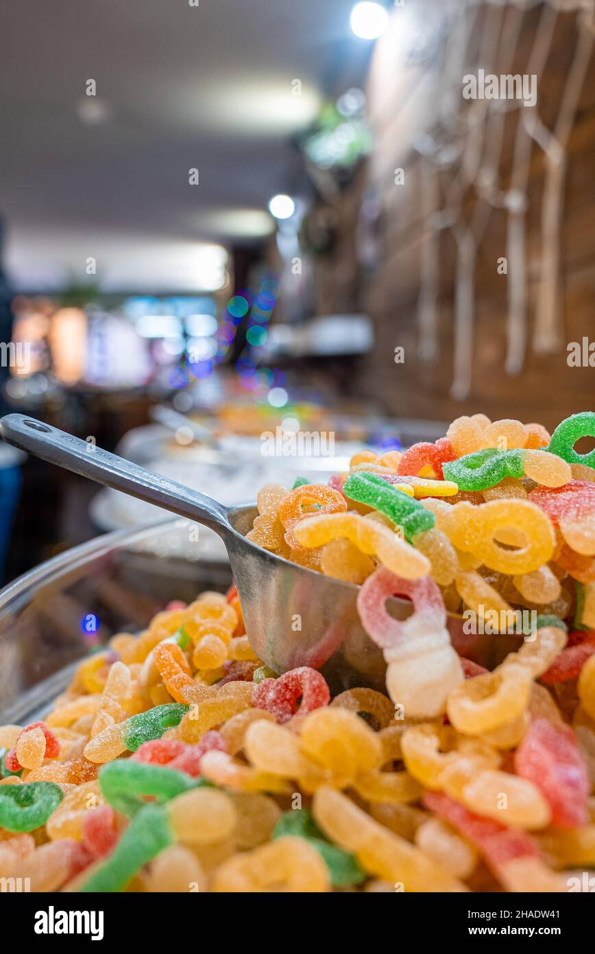 Lebkuchen, Süßigkeiten und Nüsse auf einem Weihnachtsmarkt Stockfoto