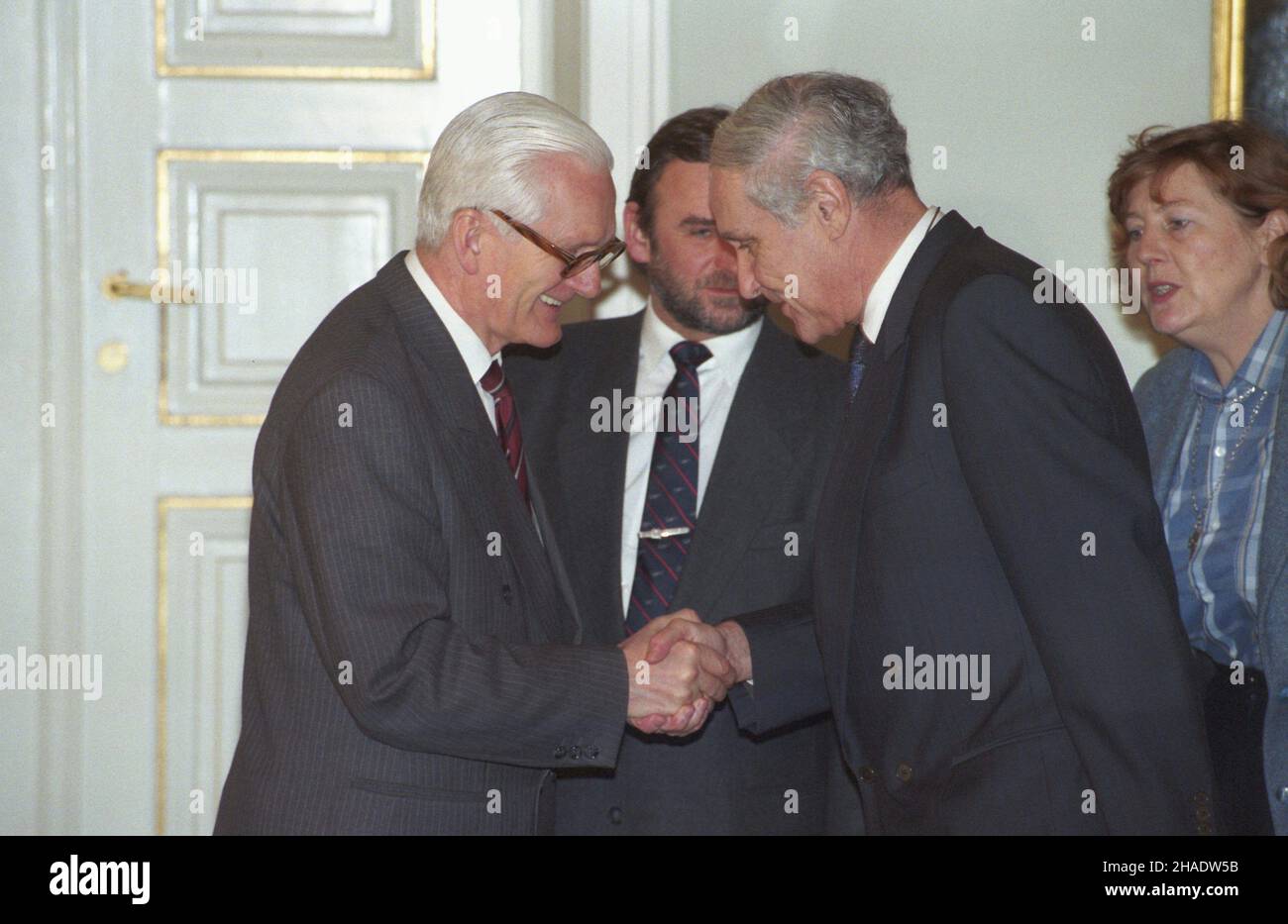 Warszawa 21.02.1994. Wizyta ministra spraw zagranicznych Szwajcarii Flavio Cotti (2P) w Polsce. Spotkanie w Belwederze z prezydentem RP Lechem Wa³ês¹. NZ. m.in. szef Kancelarii Prezydenta RP Janusz Zió³kowski (L), szef Gabinetu Prezydenta RP Mieczys³aw Wachowski (2L). js PAP/Andrzej Rybczyñski Warschau, Polen, 21. Februar 1994. Der Schweizer Außenminister Flavio Cotti (2-R), Leiter der Kanzlei des polnischen Präsidenten Janusz Ziolkowski (L) und Leiter des Büros des polnischen Präsidenten Mieczyslaw Wachowski (2-L) vor einem Treffen mit dem polnischen Präsidenten Lech Walesa (nicht gesehen) in B Stockfoto