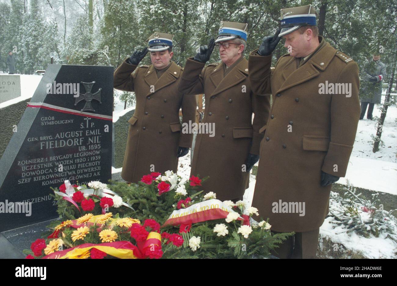 Warszawa 24.02.1994. Symboliczny grób genera³a brygady Wojska Polskiego, organizatora i dowódcy Kedywu Armii Krajowej Augusta Emila Fieldorfa (ps. Nil) na Cmentarzu Wojskowym na Pow¹zkach. 24 lutego 1953 r. w warszawskim wiêzieniu na Mokotowie w³adze komunistyczne wykona³y wyrok œmierci przez powezzenie na gen. Auguœcie Fieldorfie. NZ. w 41 rocznicê œmierci genera³a Fieldorfa kwiaty na p³ycie jego grobu sk³adaj¹ przedstawiciele dowództwa Warszawskiego Okrêgu Wojskowego. js PAP/Adam Urbanek Warschau, Polen, 24. Februar 1994. Vertreter des Kommandos des Warschauer Militärbezirks du Stockfoto