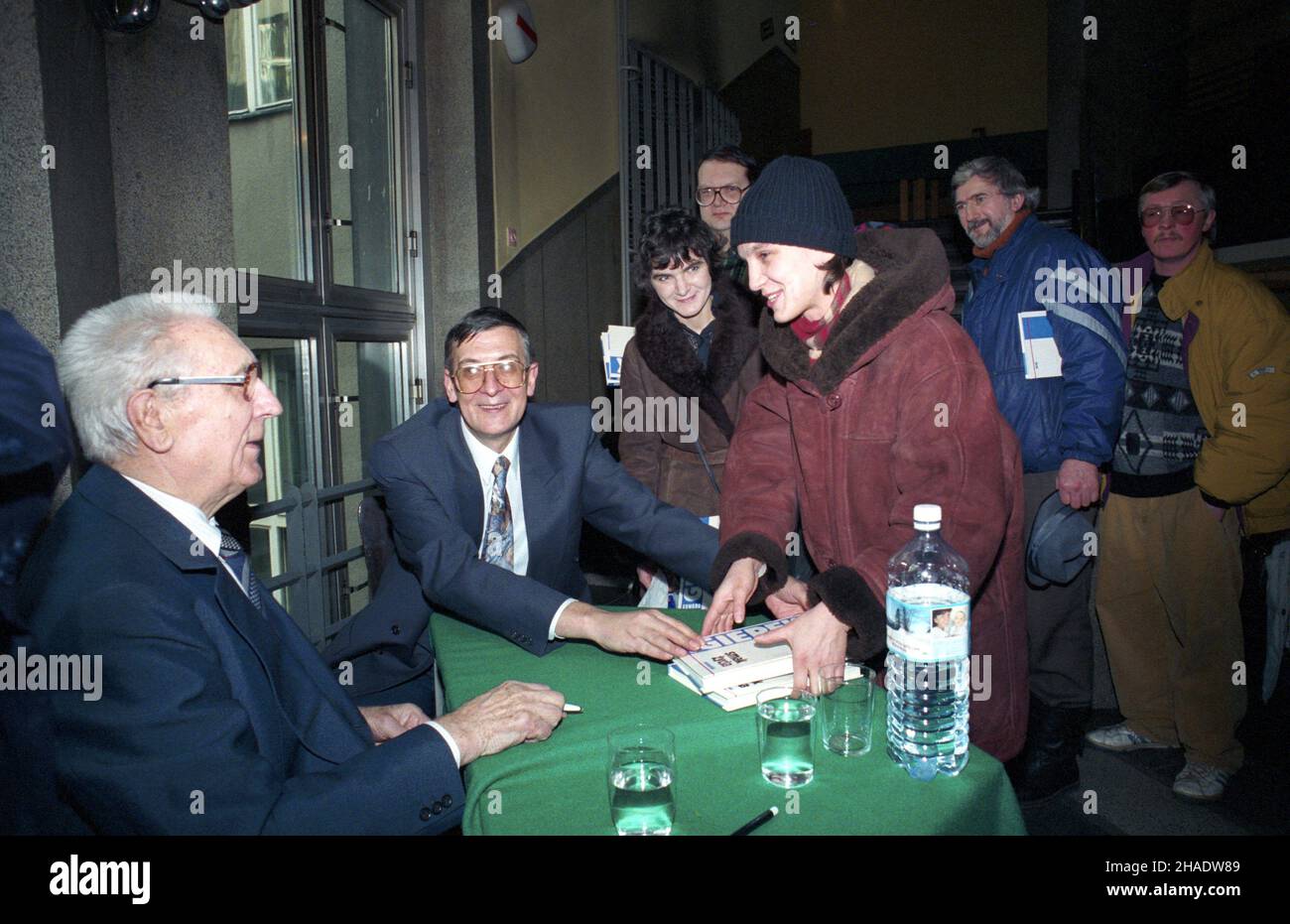 Katowice 25.02.1994. Promocja ksi¹¿KI pt. SMAK ¯ycia - pamiêtniki, autobiografii by³ego i sekretarza Komitetu Centralnego Polskiej Zjednoczonej Partii Robotniczej (KC PZPR) Edwarda Gierka. NZ. w holu Biblioteki Œl¹skiej Edward Gierek (L) podpisuje swoj¹ ksi¹¿kê. js PAP/Stanis³aw Jakubowski Katowice 25. Februar 1994. Die Präsentation von Edward Giereks Buch mit dem Titel Geschmäcker des Lebens - Memoiren, der authbiography des ehemaligen Sekretärs des Zentralkomitees der Polnischen Vereinigten Arbeiterpartei aus dem Jahr 1st. Im Bild: Edward Gierek (links) signiert sein Buch im Gebäude der Slaska Library. js PAP/S Stockfoto