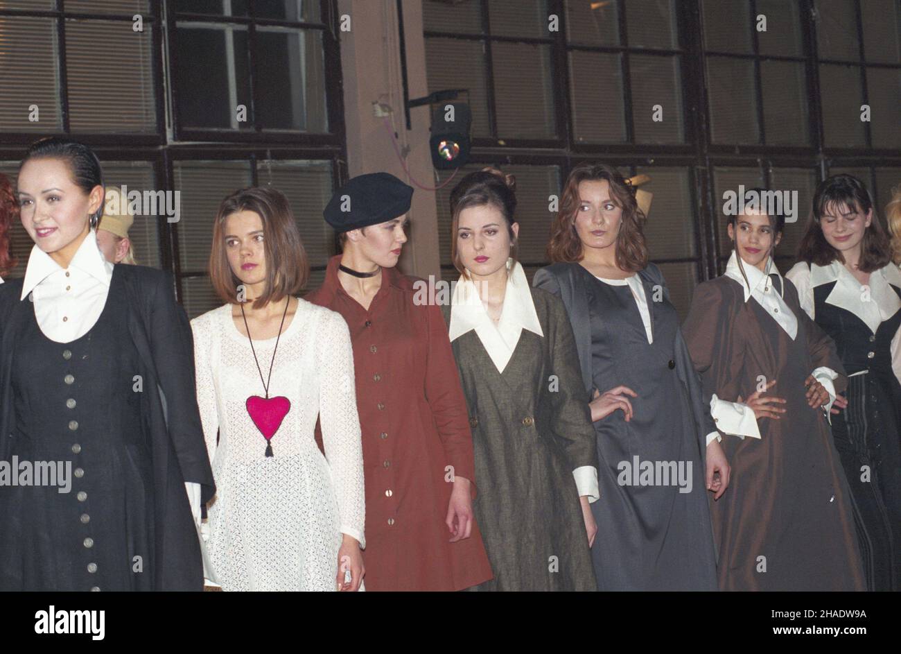 Warszawa 25.02.1994. Pokaz mody inspirowanej latami 70. js PAP/Andrzej Rybczyñski Warschau, Polen, 25. Februar 1994. Models posieren während einer polnischen Modenschau, inspiriert von 70 Jahren in Warschau. PAP/ANDRZEJ RYBCZYNSKI Stockfoto