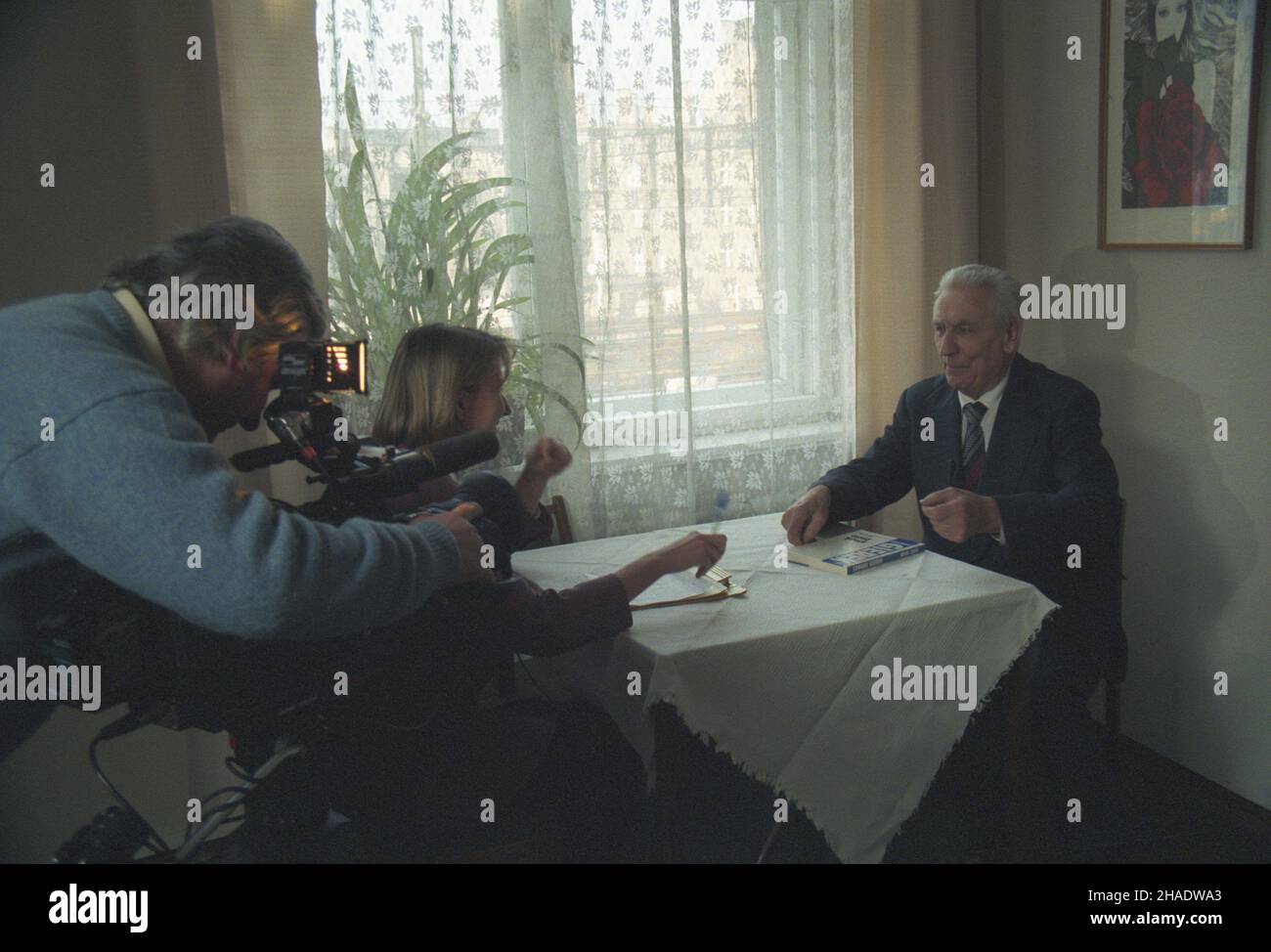 Katowice 25.02.1994. Promocja ksi¹¿KI pt. SMAK ¯ycia - pamiêtniki, autobiografii by³ego i sekretarza Komitetu Centralnego Polskiej Zjednoczonej Partii Robotniczej (KC PZPR) Edwarda Gierka. Nz. Edward Gierek (P) udziela wywiadu. js PAP/Stanis³aw Jakubowski Katowice 25. Februar 1994. Die Präsentation von Edward Giereks Buch mit dem Titel Geschmäcker des Lebens - Memoiren, der authbiography des ehemaligen Sekretärs des Zentralkomitees der Polnischen Vereinigten Arbeiterpartei aus dem Jahr 1st. Im Bild: Edward Gierek (rechts) gewährt ein Interview. js PAP/Stanislaw Jakubowski Stockfoto