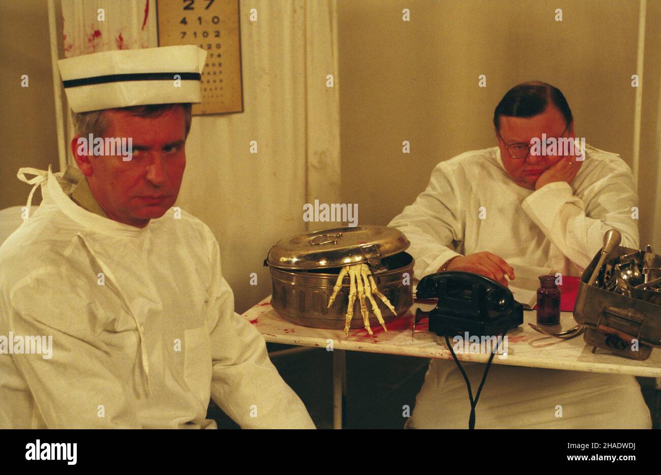 Warszawa 03,1994. Aktor i satyryk Krzysztof Materna (L) jako siostra Irena i dziennikarz muzyczny Wojciech Mann (P) jako Pan Doktór w telewizyjnym Programme satyrycznym (produkcji TVP) pt. ZA chwilê dalsy ci¹g programu (odcinek pt. mta PAP/Witold Rozmys³owicz Dok³adny dzieñ wydarzenia nieustalony. Warschau, Polen, März 1994. Schauspieler und Satiriker Krzysztof Materna (L) als Krankenschwester Irena und Musikjournalist Wojciech Mann (R) als Arzt in einer satirischen TV-Show "das Programm wird in einem Moment fortgesetzt werden". PAP/WITOLD ROZMYSLOWICZ Stockfoto