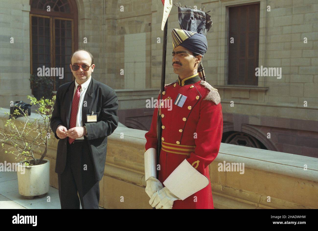 Indie New Delhi 03.03.1994. Wizyta prezydenta RP Lecha Wa³êsy w Republice Indii (RI). NZ. Dziennikarz Polskiej Agencji Prasowej Zbigniew Krzy¿anowski przed Pa³acem Rashtrapati Bhavan. js PAP/Janusz Mazur New Delhi, Indien, 03. März 1994. Journalist der polnischen Presseagentur Zbigniew Krzyzanowski (L) im Präsidentenpalast Rashtrapati Bhavan während des Besuchs des polnischen Präsidenten in Neu-Delhi. Der polnische Präsident ist zu Besuch in Indien. PAP/JANUSZ MAZUR Stockfoto