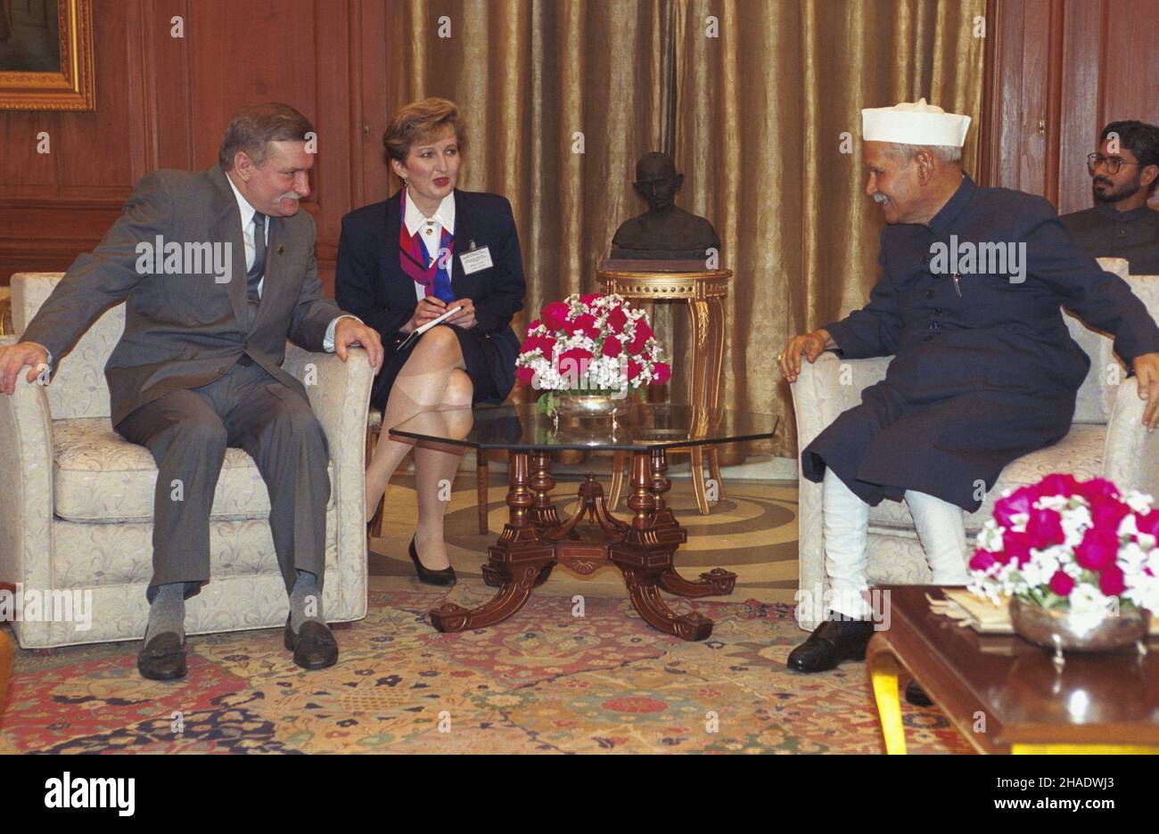 Indie New Delhi Delhi 03.03.1994. Wizyta prezydenta RP Lecha Wa³êsy w Republice Indii (RI). Spotkanie z prezydentem RI w pa³acu prezydenckim Rashtrapati Bhavan. NZ. Prezydent RI Shankar Dayal Sharma (P), t³umaczka Bo¿ena G³owacka (C), Prezydent Wa³êsa (L). js PAP/Janusz Mazur Indien Neu Delhi Delhi 03. März 1994. Der Besuch des polnischen Präsidenten Lech Walesa in der Republik Indien. Treffen mit dem Präsidenten der Republik Indien Shankar Dayal Sharma im Präsidentenpalast Rashtrapati Bhavan. Im Bild: Der indische Präsident Shankar Dayal Sharma (R), die Dolmetscherin Bozena Glowacka (Mitte), Stockfoto