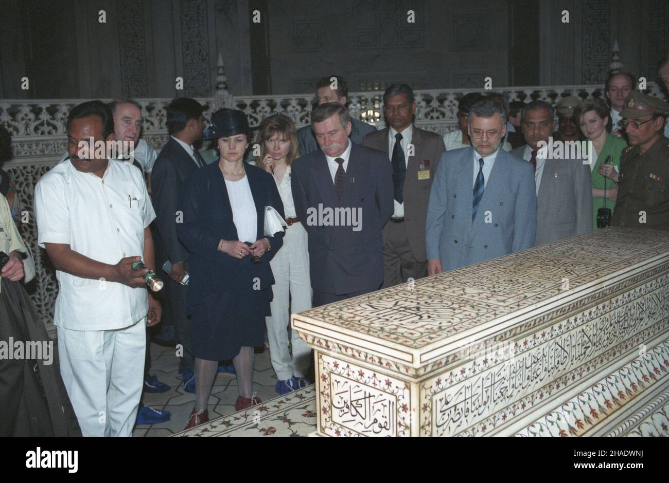 Indie Agra 05.03.1994. Wizyta prezydenta RP Lecha Wa³êsy w Republice Indii. Zwiedzanie-Mausoleum Taj Mahal. NZ. Kapelan prezydenta RP ks. Franciszek Cybula (2L), ¿ona prezydenta RP Danuta Wa³êsa (4L, w kapeluszu), Prezydent Lech Wa³êsa (6L), rzecznik prasowy Prezydenta RP Andrzej Drzycimski (8L). js PAP/Janusz Mazur Agra, Indien, 05. März 1994. Der Präsident Polens, Lech Walesa (6L), seine Frau Danuta Walesa (4L), der Priester Franciszek Cybula (2L) und der Sprecher des Präsidenten, Andrzej Drzycimski (8L), besuchten Taj Mahal in Agra. Der polnische Präsident ist bei mir zu Besuch Stockfoto