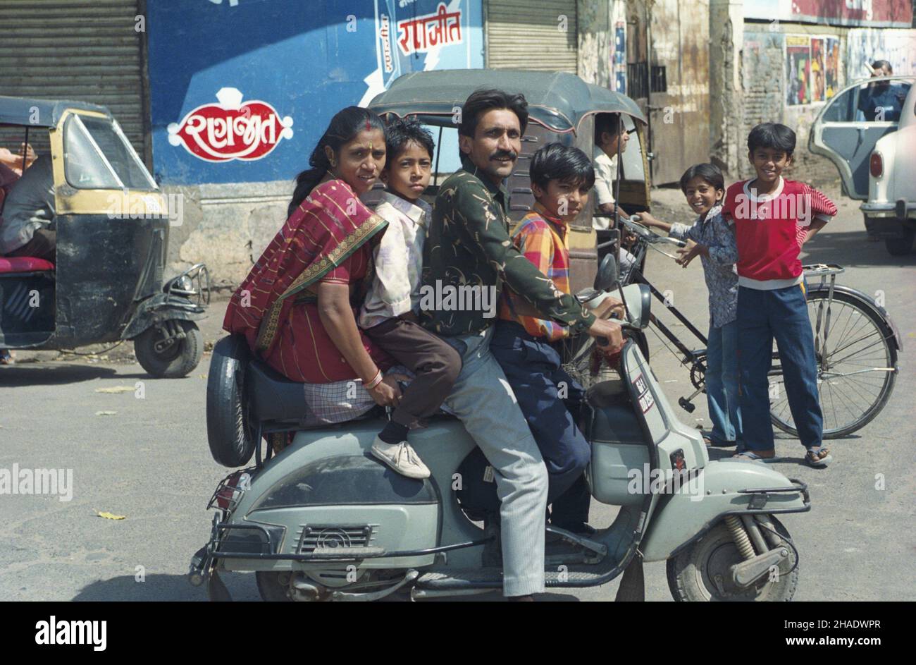 Indie Mumbai 06.03.1994. Popularnym œrodkiem lokomocji w Indiach jest skuter. js PAP/Janusz Mazur Mumbai, Indie, 06. März 1994. Die Menschen fahren auf einem Roller, einem der beliebtesten Verkehrsmittel, auf einer Straße in Mumbai. PAP/JANUSZ MAZUR Stockfoto