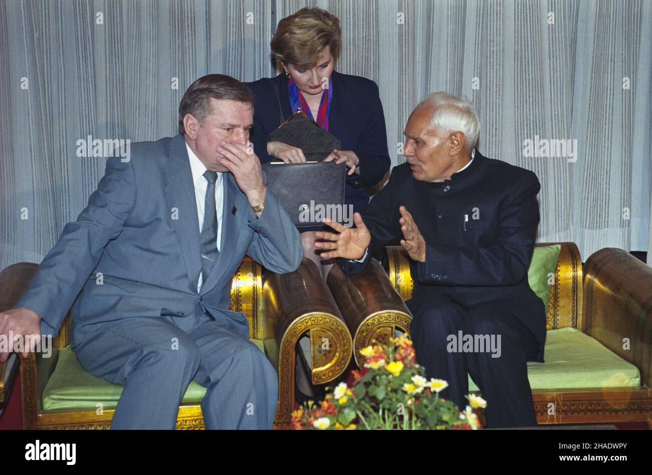 Indie Ahmedabad 06.03.1994. Wizyta prezydenta RP Lecha Wa³êsy w Republice Indii. Spotkanie z gubernatorem stanu Gud¿arat w rezydencji Raj Bhavan. NZ. Prezydent RP Lech Wa³êsa (L), t³umaczka Bo¿ena G³owacka (C), gubernator stanu Gud¿arat (P). js PAP/Janusz Mazur Ahmedabad, Indien, 06. März 1994. Der polnische Präsident Lech Walesa (L) und der Gouverneur von Gujarat (R) mit der Dolmetscherin Bozena Glowacka (C) bei einem Treffen in Raj Bhavan in Ahmedabad. Der polnische Präsident ist zu Besuch in Indien. PAP/JANUSZ MAZUR Stockfoto