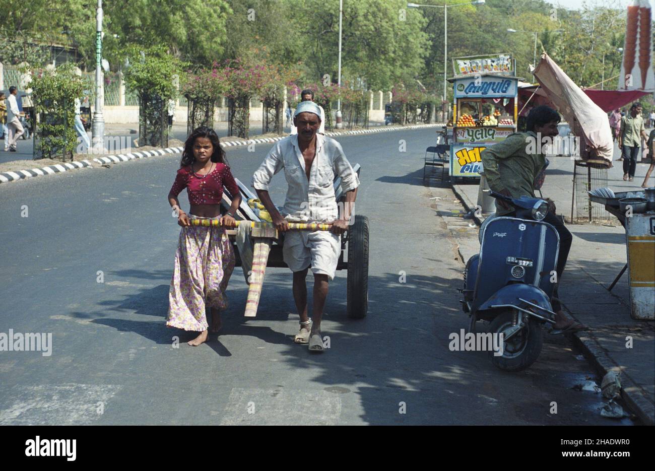 Indie Mumbai 06.03.1994. ¯ycie codzienne w Bombaju. js PAP/Janusz Mazur Mumbai, Indie, 06. März 1994. Ein Mann und ein Mädchen ziehen auf einer Straße in Mumbai eine Kutsche. PAP/JANUSZ MAZUR Stockfoto